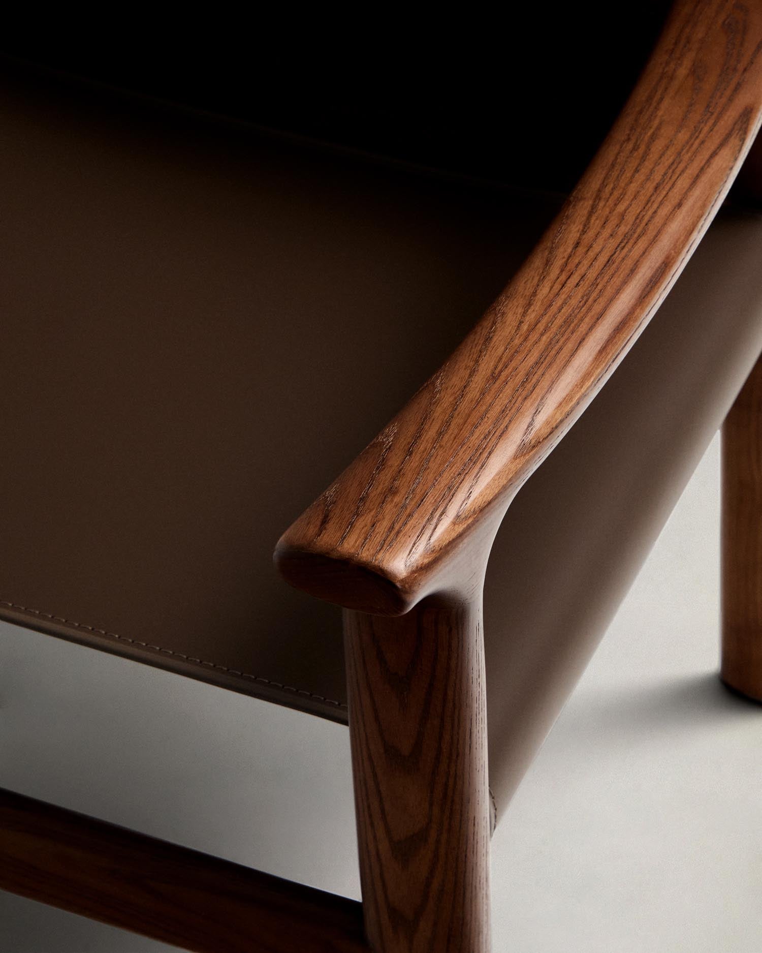 Stuhl Jan aus recycelten Lederfasern in Dunkelbraun und massivem Eschenholz FSC 100 % mit Nussbaum-Finish in Dunkelbraun präsentiert im Onlineshop von KAQTU Design AG. Stuhl ist von Kave Home