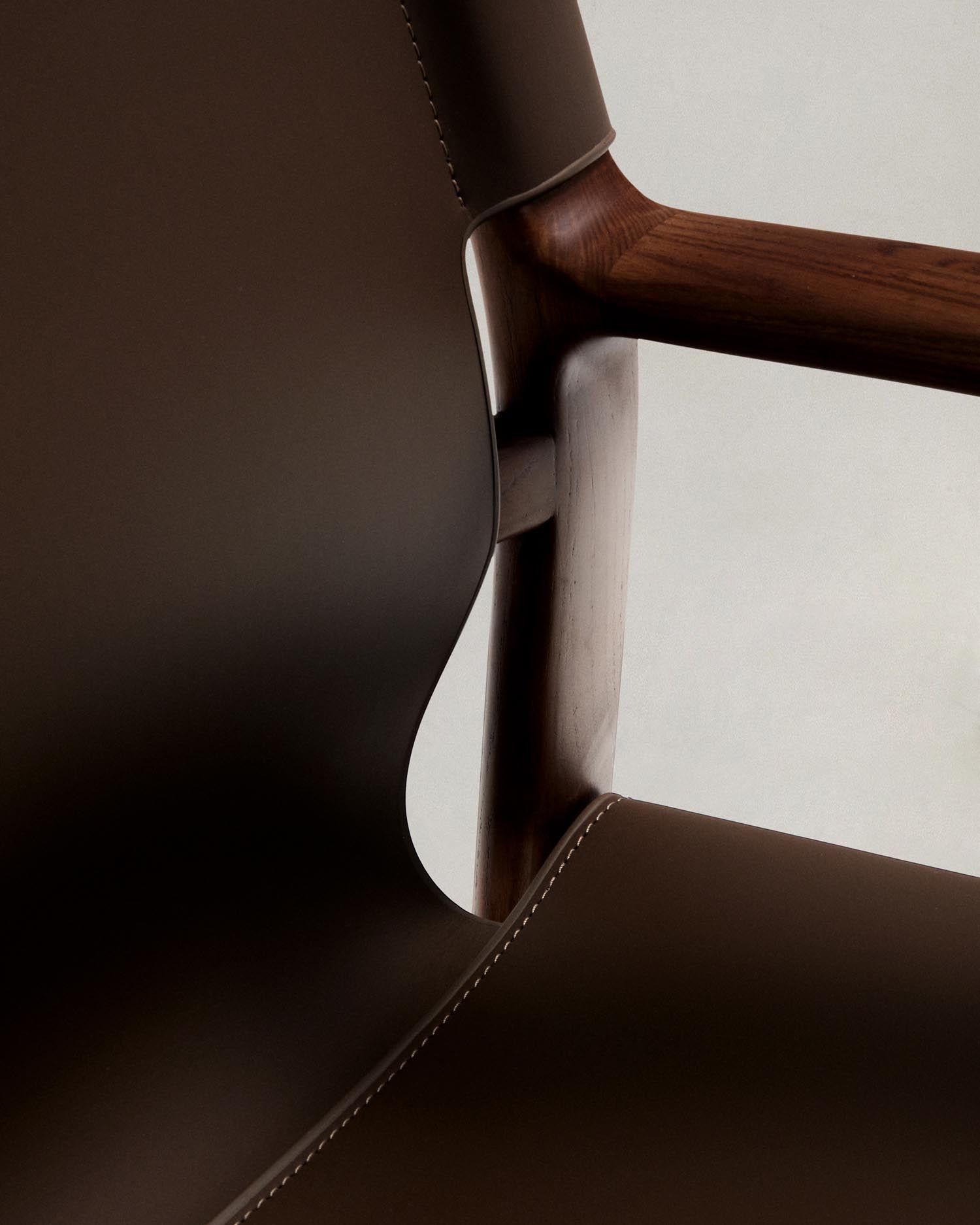 Stuhl Jan aus recycelten Lederfasern in Dunkelbraun und massivem Eschenholz FSC 100 % mit Nussbaum-Finish in Dunkelbraun präsentiert im Onlineshop von KAQTU Design AG. Stuhl ist von Kave Home