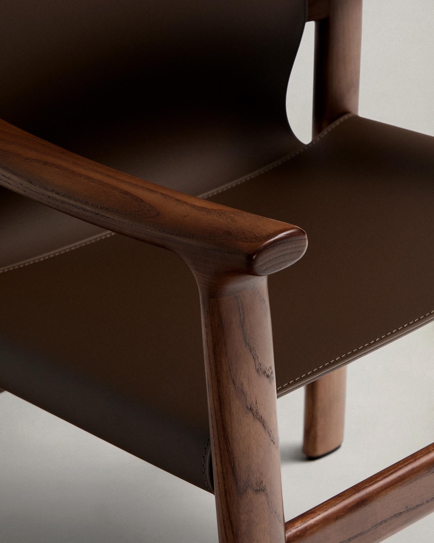 Stuhl Jan aus recycelten Lederfasern in Dunkelbraun und massivem Eschenholz FSC 100 % mit Nussbaum-Finish in Dunkelbraun präsentiert im Onlineshop von KAQTU Design AG. Stuhl ist von Kave Home