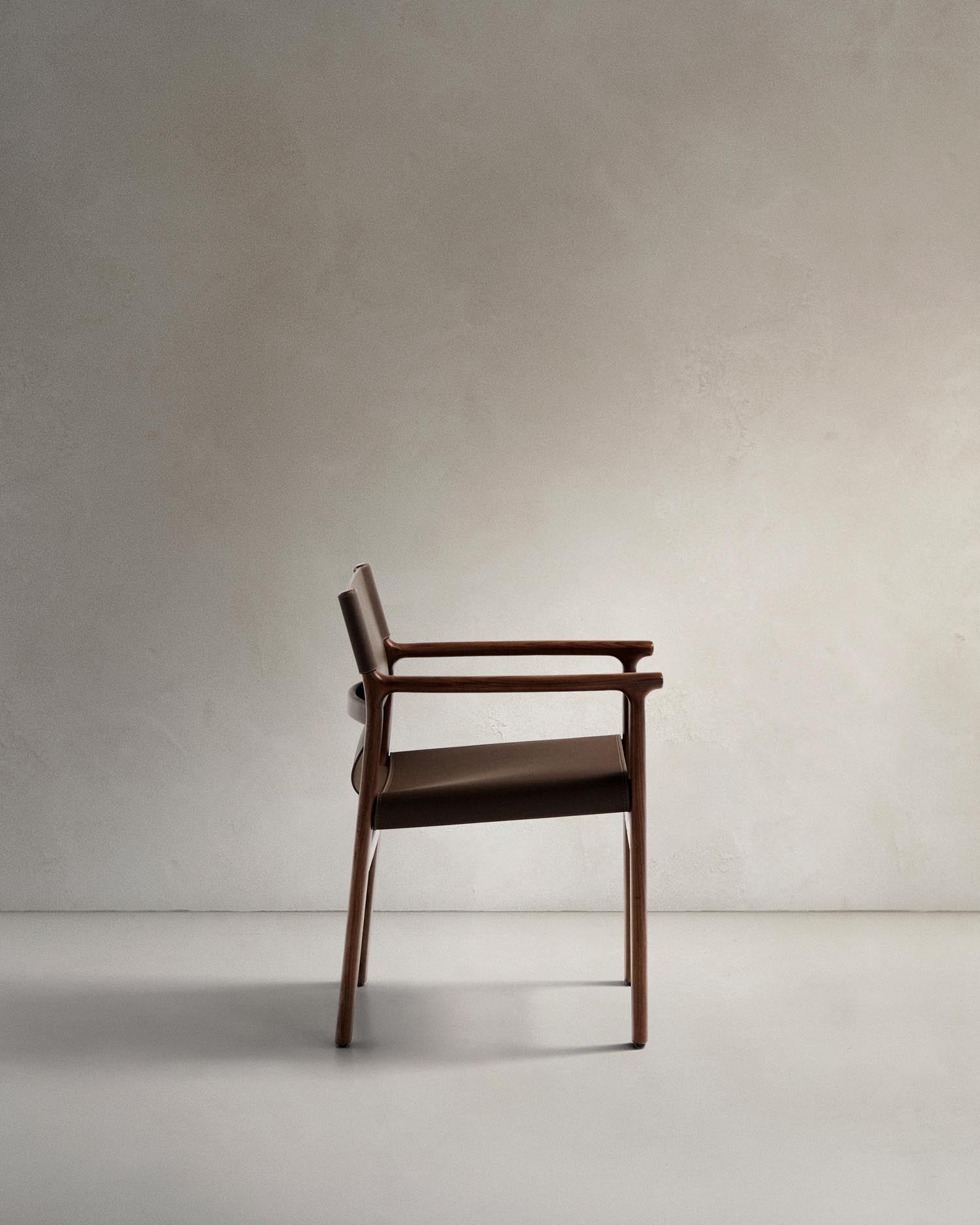Stuhl Jan aus recycelten Lederfasern in Dunkelbraun und massivem Eschenholz FSC 100 % mit Nussbaum-Finish in Dunkelbraun präsentiert im Onlineshop von KAQTU Design AG. Stuhl ist von Kave Home