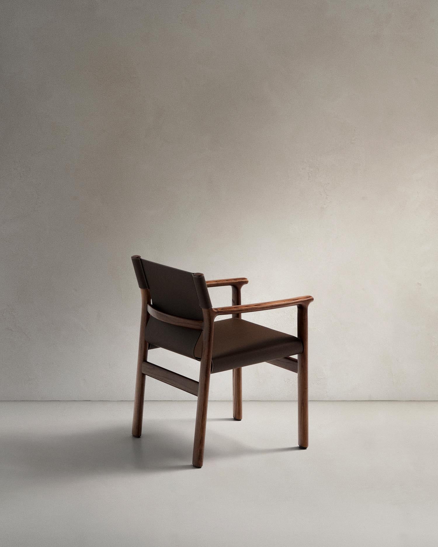 Stuhl Jan aus recycelten Lederfasern in Dunkelbraun und massivem Eschenholz FSC 100 % mit Nussbaum-Finish in Dunkelbraun präsentiert im Onlineshop von KAQTU Design AG. Stuhl ist von Kave Home