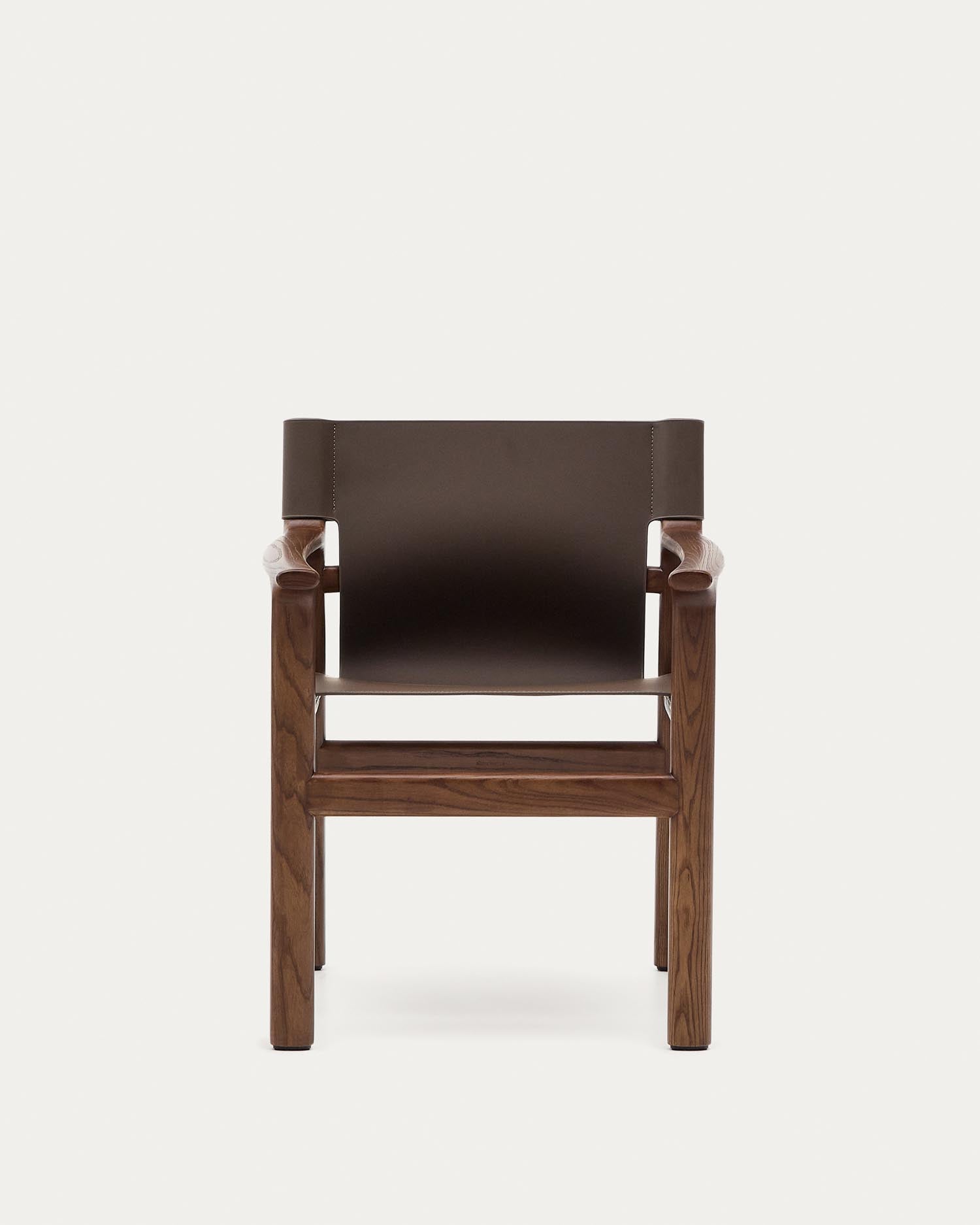 Stuhl Jan aus recycelten Lederfasern in Dunkelbraun und massivem Eschenholz FSC 100 % mit Nussbaum-Finish in Dunkelbraun präsentiert im Onlineshop von KAQTU Design AG. Stuhl ist von Kave Home