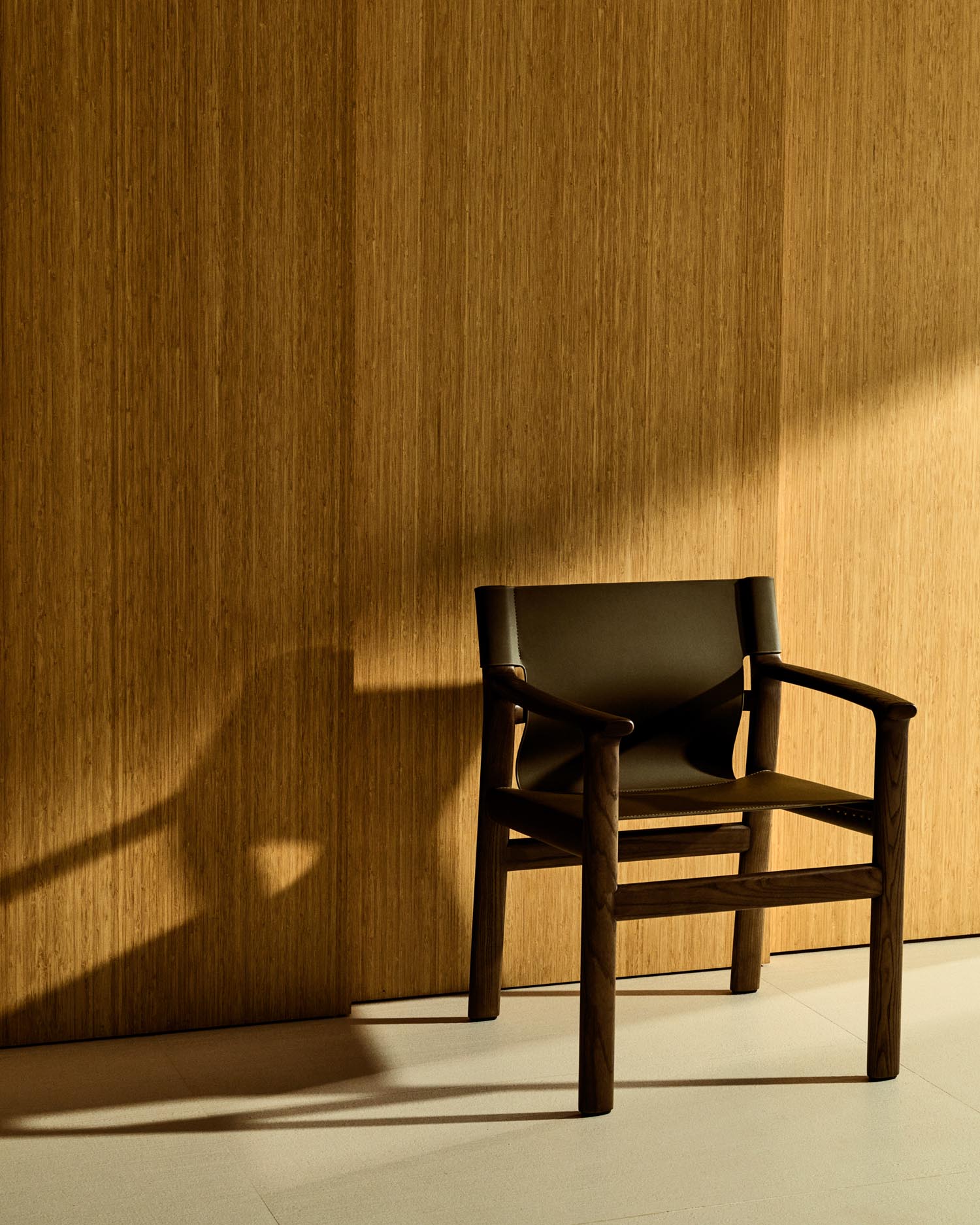 Jan chair made of recycled leather fibers in dark<tc>braun</tc> and solid ash wood FSC 100 % with