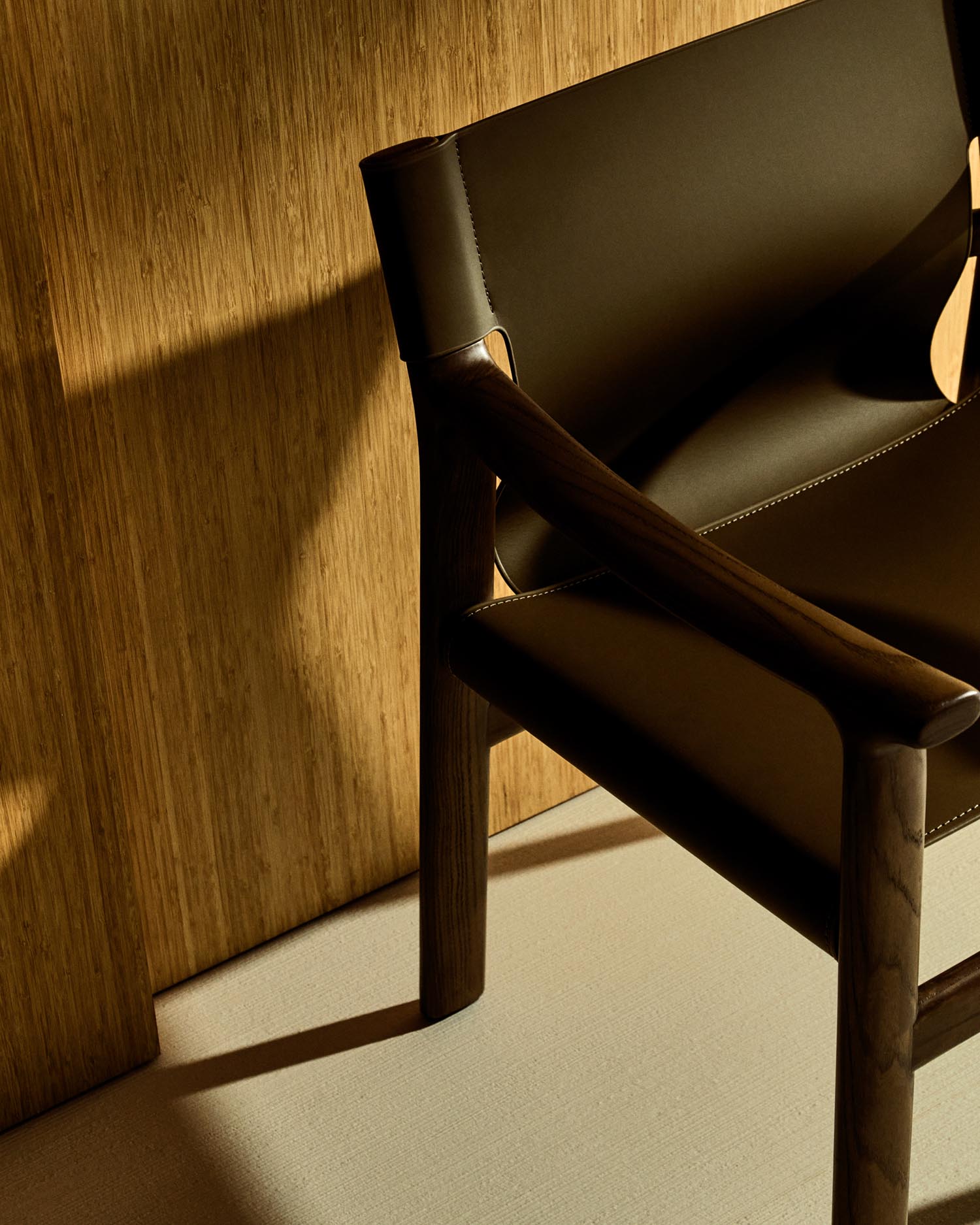 Stuhl Jan aus recycelten Lederfasern in Dunkelbraun und massivem Eschenholz FSC 100 % mit Nussbaum-Finish in Dunkelbraun präsentiert im Onlineshop von KAQTU Design AG. Stuhl ist von Kave Home