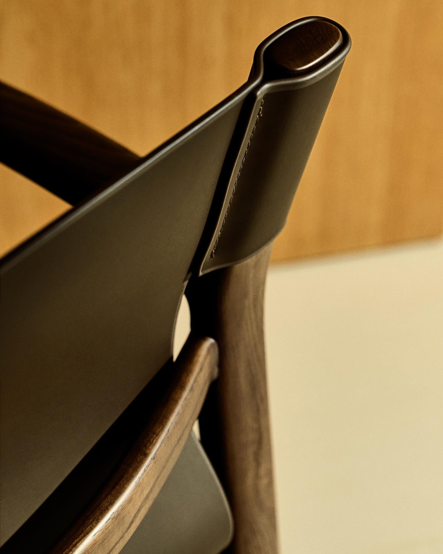 Stuhl Jan aus recycelten Lederfasern in Dunkelbraun und massivem Eschenholz FSC 100 % mit Nussbaum-Finish in Dunkelbraun präsentiert im Onlineshop von KAQTU Design AG. Stuhl ist von Kave Home