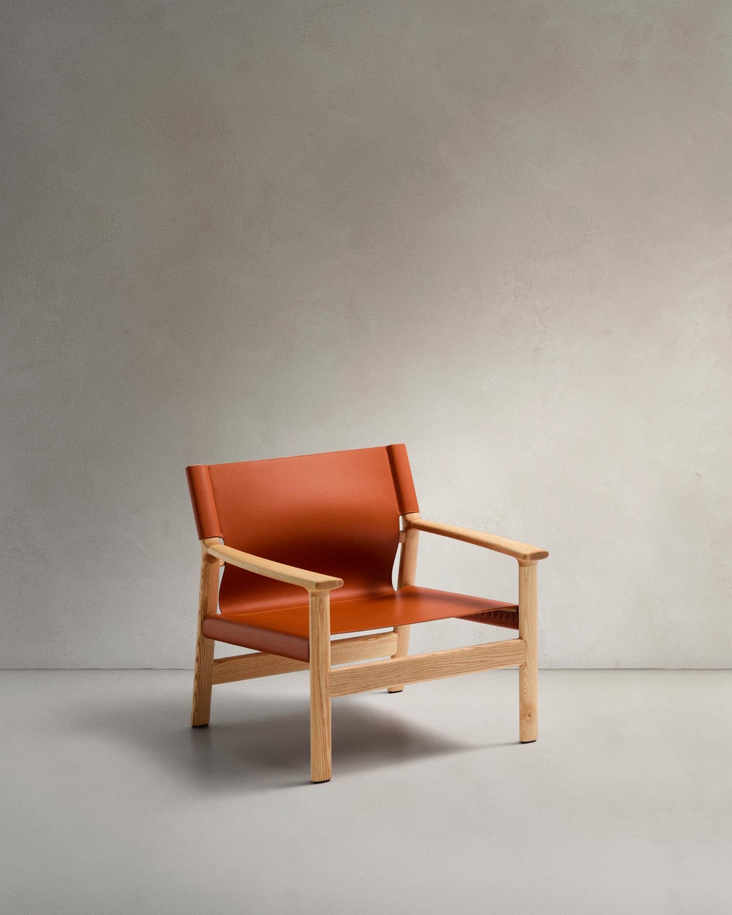 Sessel Jan aus recycelten Lederfasern in Hellbraun und massivem Eschenholz FSC 100 % mit Finish in natürlichem Farbton in Orange präsentiert im Onlineshop von KAQTU Design AG. Sessel ist von Kave Home