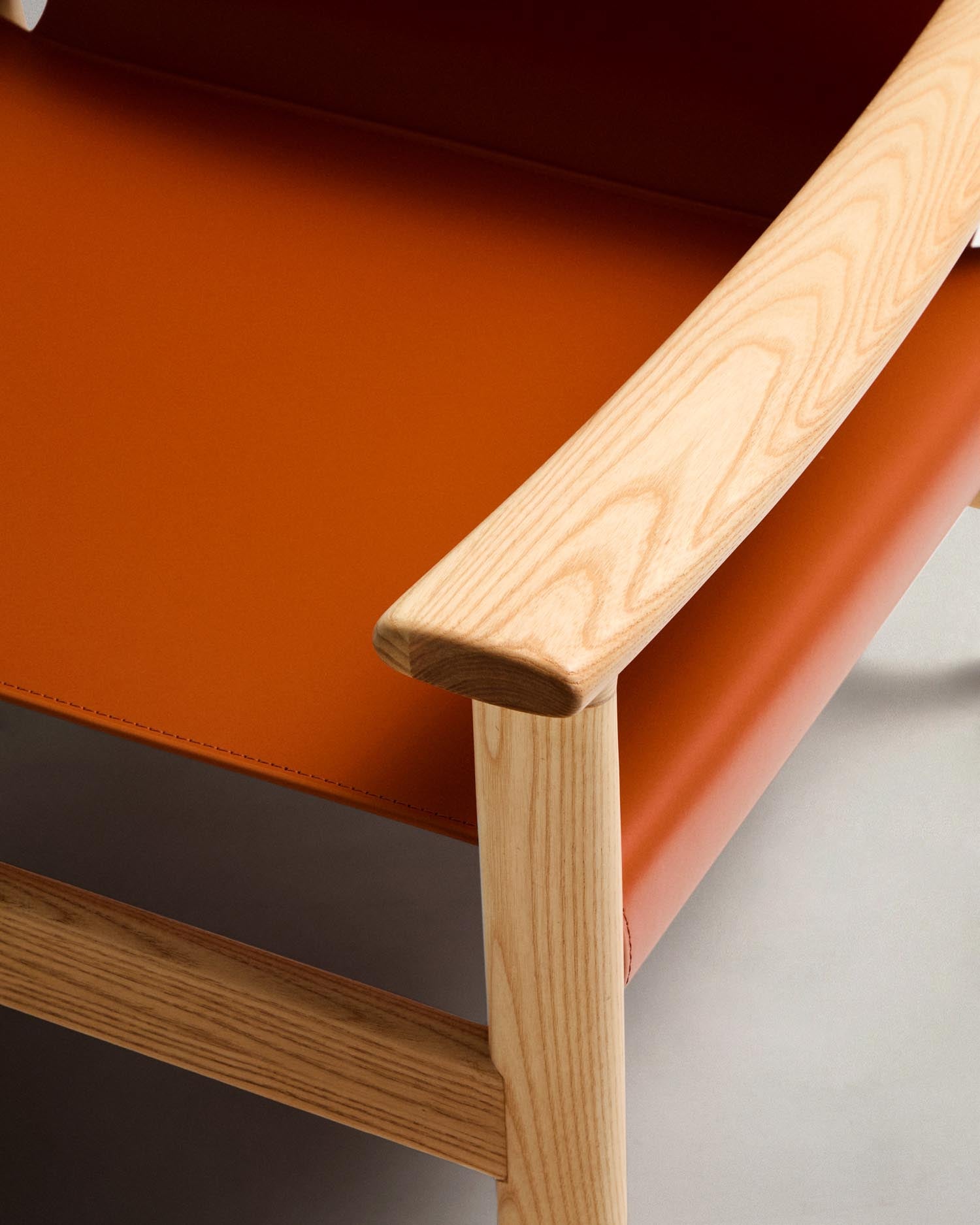Sessel Jan aus recycelten Lederfasern in Hellbraun und massivem Eschenholz FSC 100 % mit Finish in natürlichem Farbton in Orange präsentiert im Onlineshop von KAQTU Design AG. Sessel ist von Kave Home