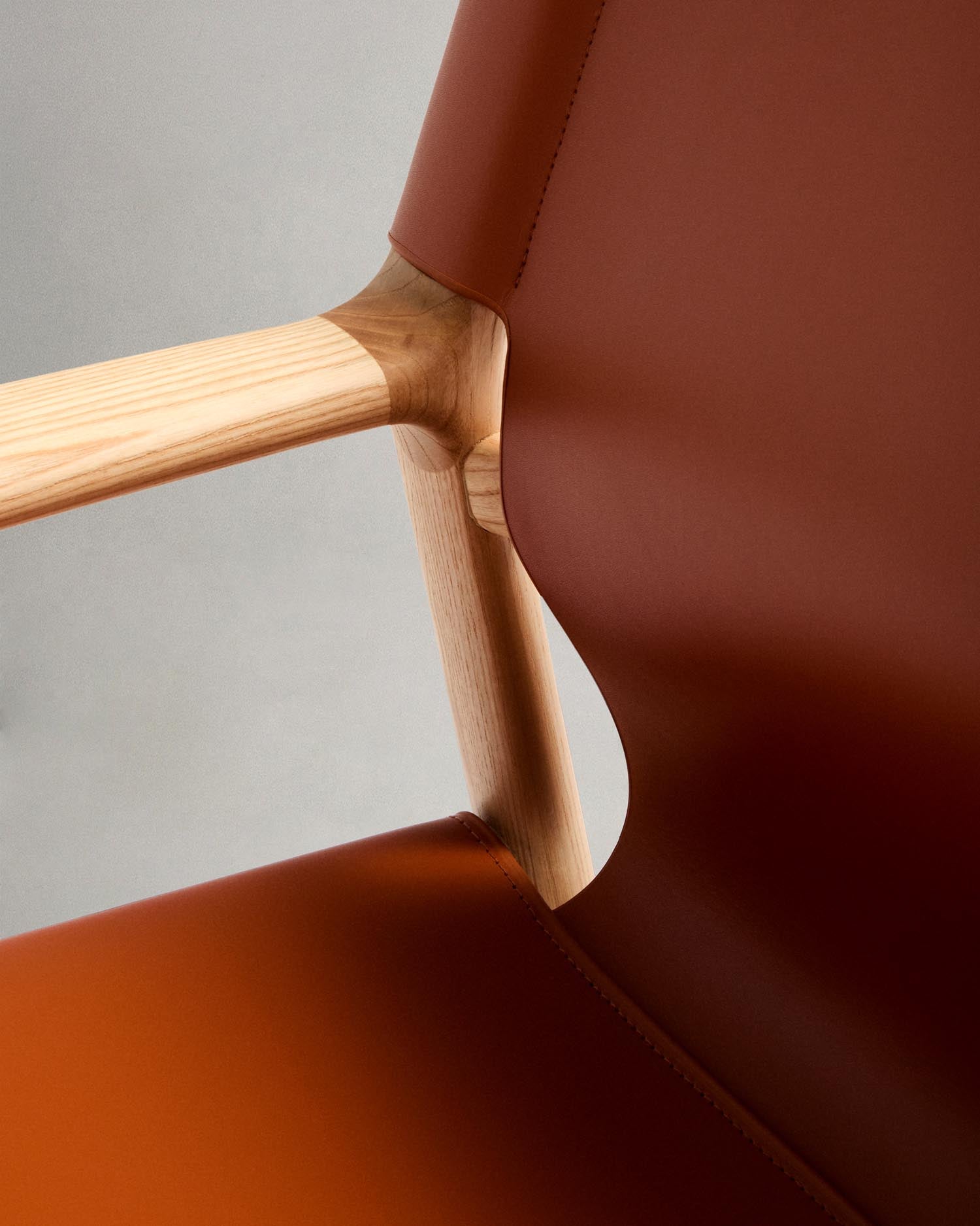 Sessel Jan aus recycelten Lederfasern in Hellbraun und massivem Eschenholz FSC 100 % mit Finish in natürlichem Farbton in Orange präsentiert im Onlineshop von KAQTU Design AG. Sessel ist von Kave Home