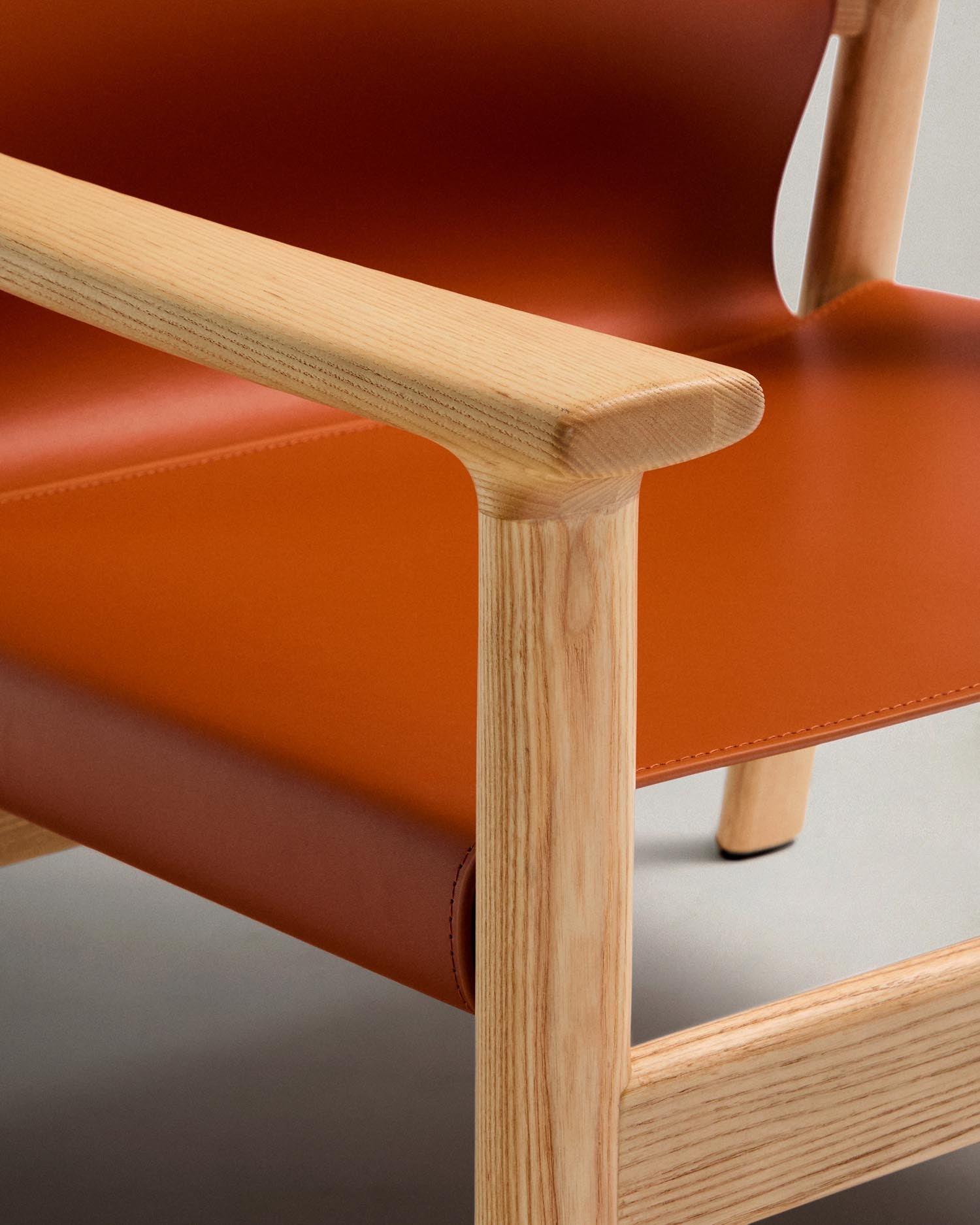 Sessel Jan aus recycelten Lederfasern in Hellbraun und massivem Eschenholz FSC 100 % mit Finish in natürlichem Farbton in Orange präsentiert im Onlineshop von KAQTU Design AG. Sessel ist von Kave Home