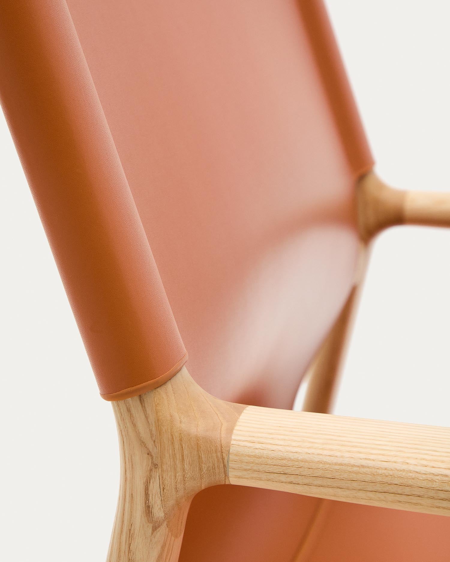 Sessel Jan aus recycelten Lederfasern in Hellbraun und massivem Eschenholz FSC 100 % mit Finish in natürlichem Farbton in Orange präsentiert im Onlineshop von KAQTU Design AG. Sessel ist von Kave Home