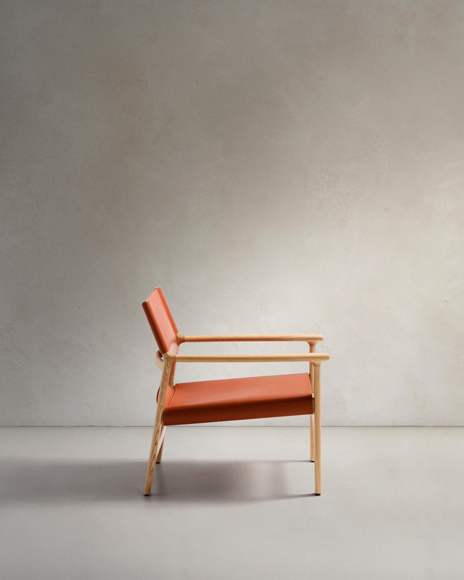 Sessel Jan aus recycelten Lederfasern in Hellbraun und massivem Eschenholz FSC 100 % mit Finish in natürlichem Farbton in Orange präsentiert im Onlineshop von KAQTU Design AG. Sessel ist von Kave Home