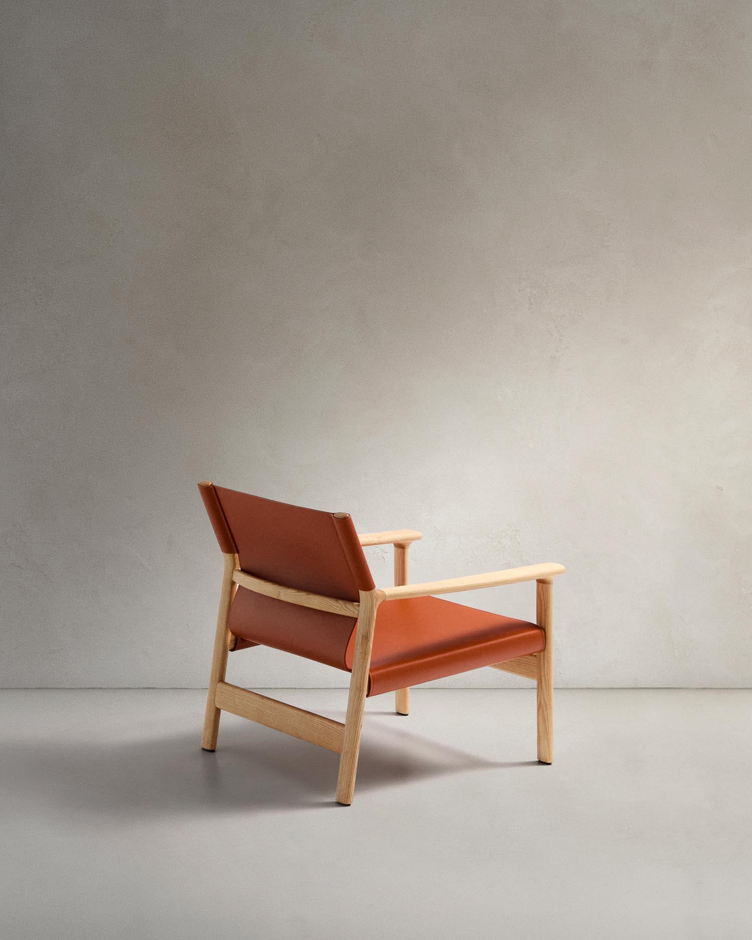Sessel Jan aus recycelten Lederfasern in Hellbraun und massivem Eschenholz FSC 100 % mit Finish in natürlichem Farbton in Orange präsentiert im Onlineshop von KAQTU Design AG. Sessel ist von Kave Home