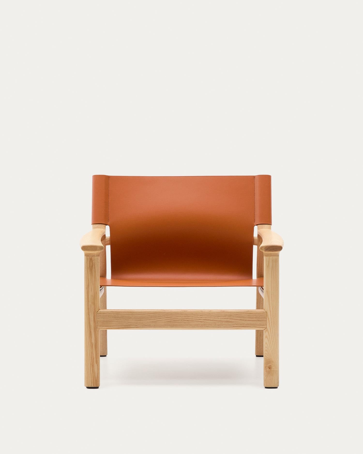 Sessel Jan aus recycelten Lederfasern in Hellbraun und massivem Eschenholz FSC 100 % mit Finish in natürlichem Farbton in Orange präsentiert im Onlineshop von KAQTU Design AG. Sessel ist von Kave Home