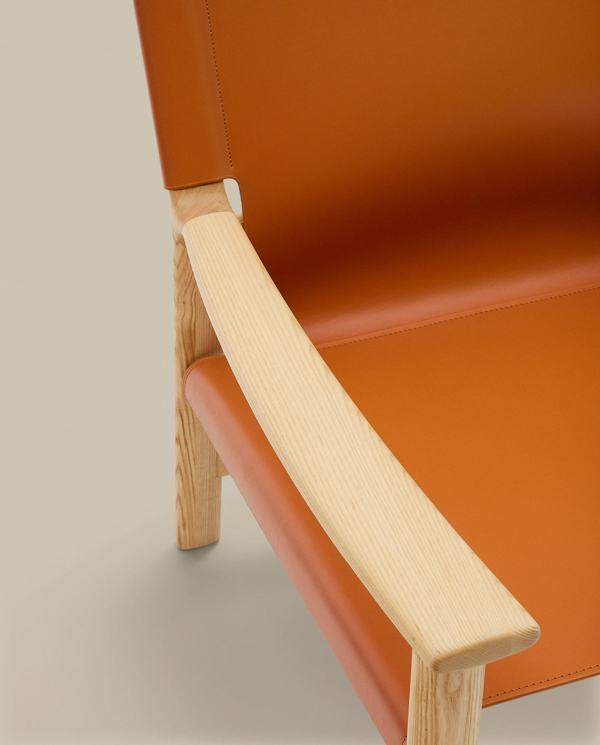Sessel Jan aus recycelten Lederfasern in Hellbraun und massivem Eschenholz FSC 100 % mit Finish in natürlichem Farbton in Orange präsentiert im Onlineshop von KAQTU Design AG. Sessel ist von Kave Home