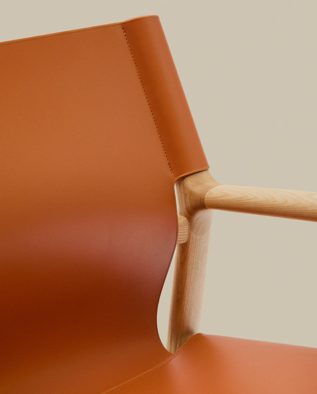 Sessel Jan aus recycelten Lederfasern in Hellbraun und massivem Eschenholz FSC 100 % mit Finish in natürlichem Farbton in Orange präsentiert im Onlineshop von KAQTU Design AG. Sessel ist von Kave Home