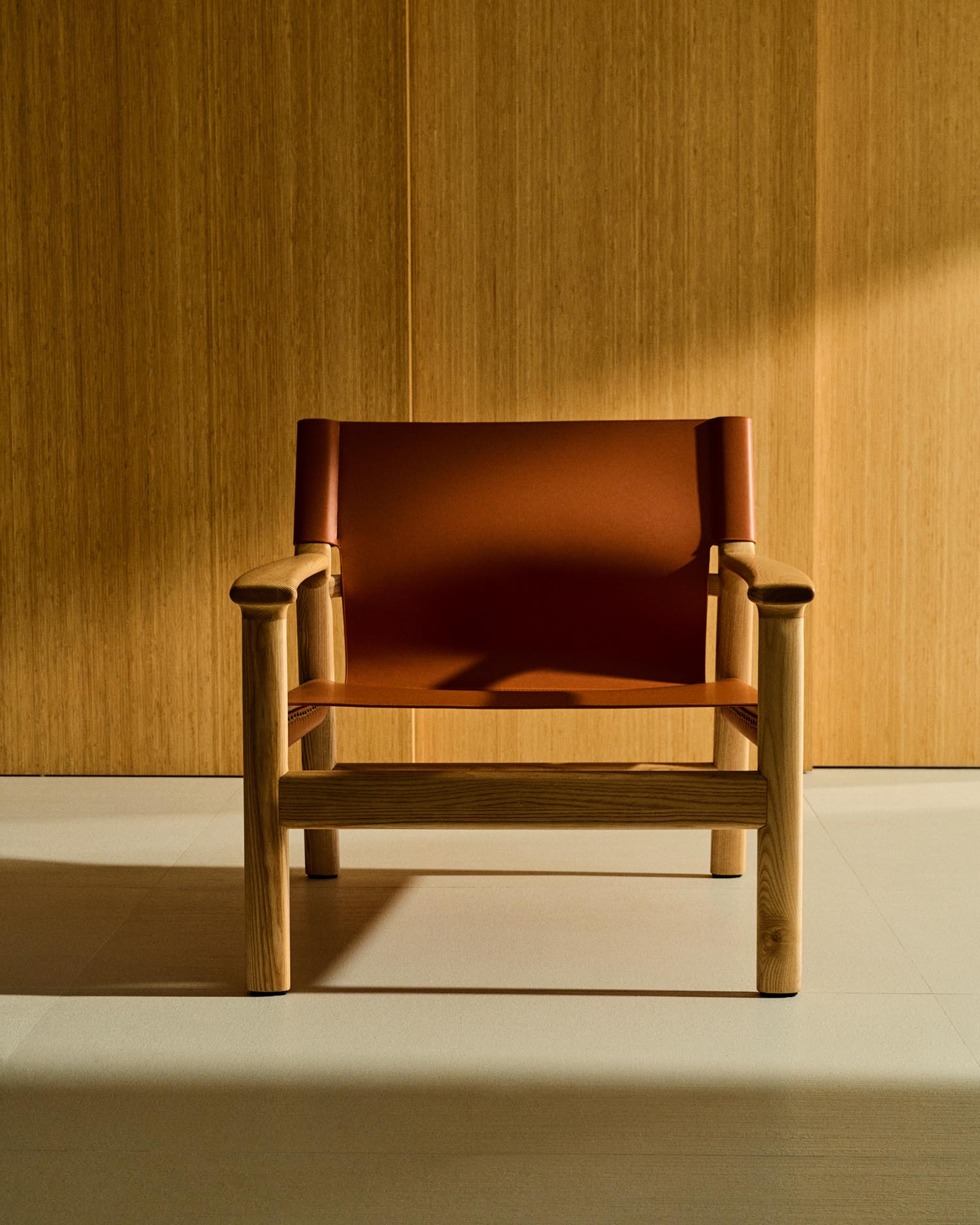 Sessel Jan aus recycelten Lederfasern in Hellbraun und massivem Eschenholz FSC 100 % mit Finish in natürlichem Farbton in Orange präsentiert im Onlineshop von KAQTU Design AG. Sessel ist von Kave Home