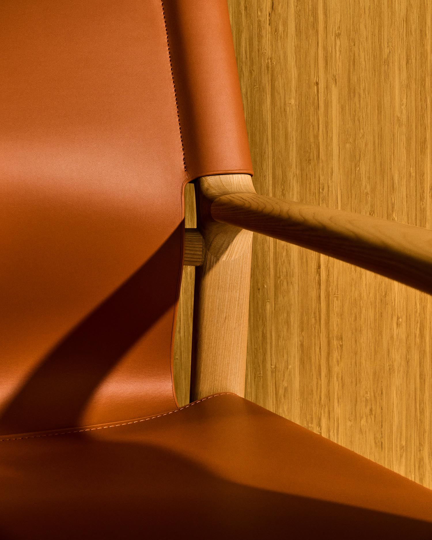 Sessel Jan aus recycelten Lederfasern in Hellbraun und massivem Eschenholz FSC 100 % mit Finish in natürlichem Farbton in Orange präsentiert im Onlineshop von KAQTU Design AG. Sessel ist von Kave Home