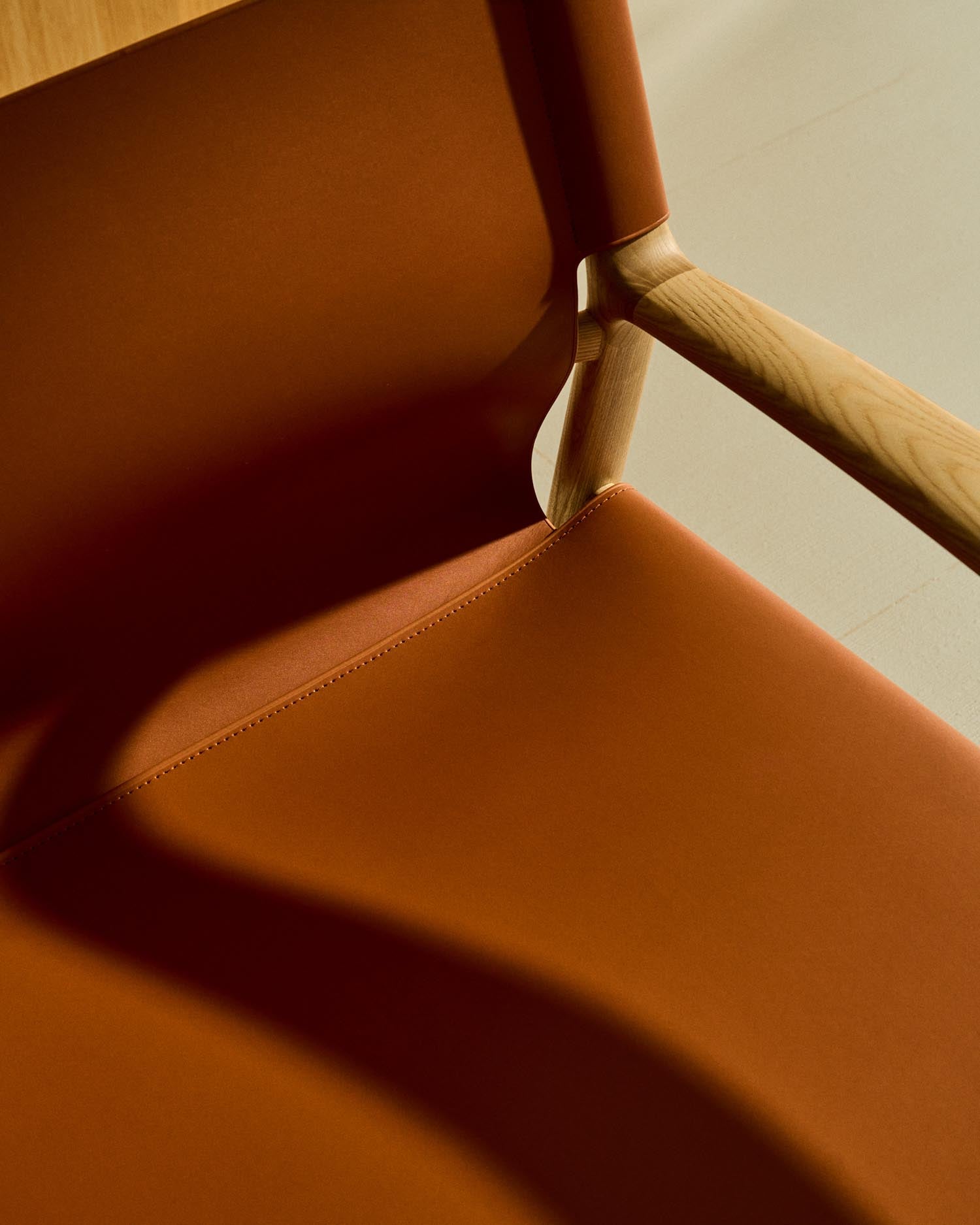 Sessel Jan aus recycelten Lederfasern in Hellbraun und massivem Eschenholz FSC 100 % mit Finish in natürlichem Farbton in Orange präsentiert im Onlineshop von KAQTU Design AG. Sessel ist von Kave Home