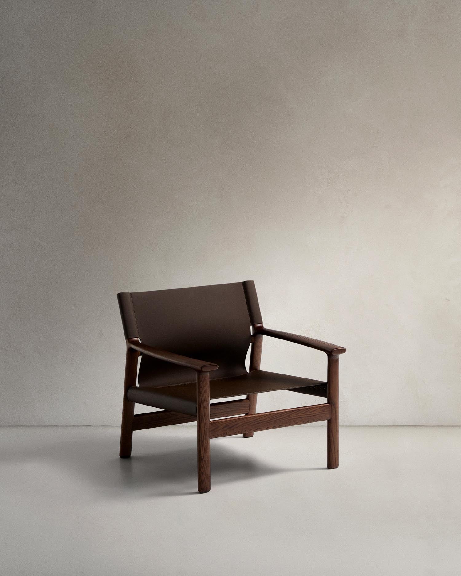 Sessel Jan aus recycelten Lederfasern in Dunkelbraun und massivem Eschenholz FSC 100 % mit Nussbaum-Finish in Dunkelbraun präsentiert im Onlineshop von KAQTU Design AG. Sessel ist von Kave Home