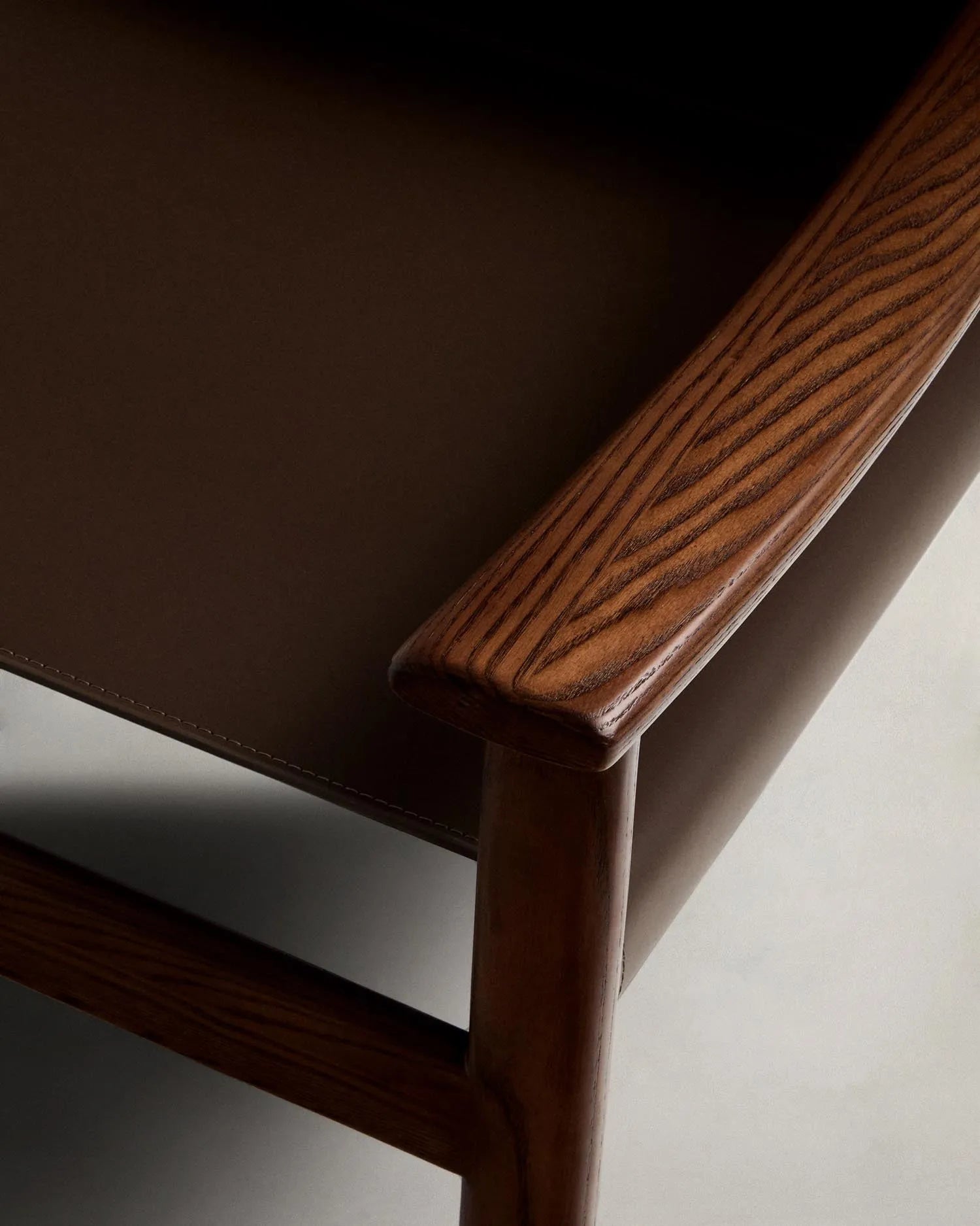 Sessel Jan aus recycelten Lederfasern in Dunkelbraun und massivem Eschenholz FSC 100 % mit Nussbaum-Finish in Dunkelbraun präsentiert im Onlineshop von KAQTU Design AG. Sessel ist von Kave Home