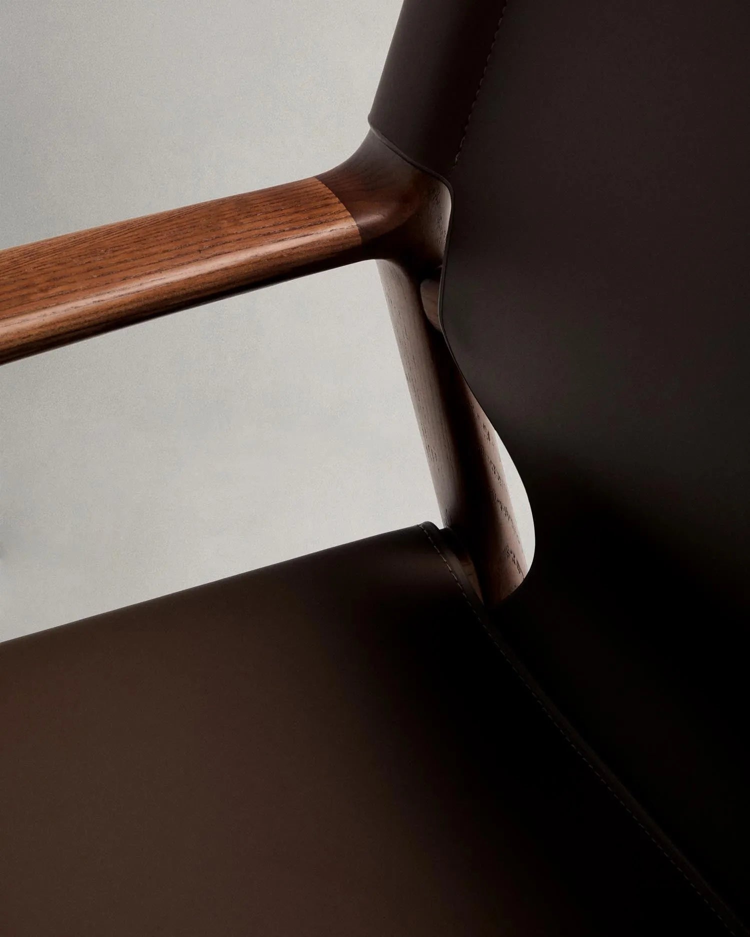 Sessel Jan aus recycelten Lederfasern in Dunkelbraun und massivem Eschenholz FSC 100 % mit Nussbaum-Finish in Dunkelbraun präsentiert im Onlineshop von KAQTU Design AG. Sessel ist von Kave Home