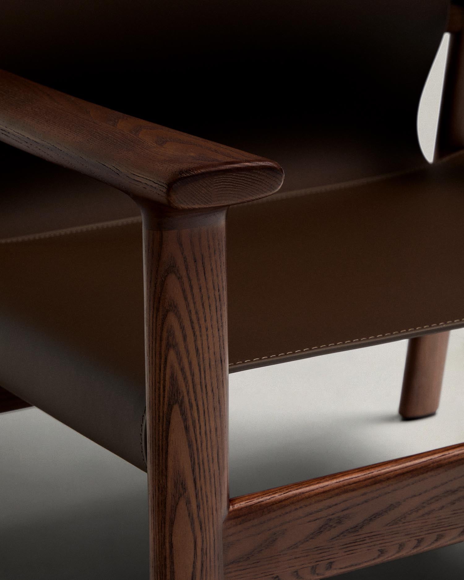 Sessel Jan aus recycelten Lederfasern in Dunkelbraun und massivem Eschenholz FSC 100 % mit Nussbaum-Finish in Dunkelbraun präsentiert im Onlineshop von KAQTU Design AG. Sessel ist von Kave Home