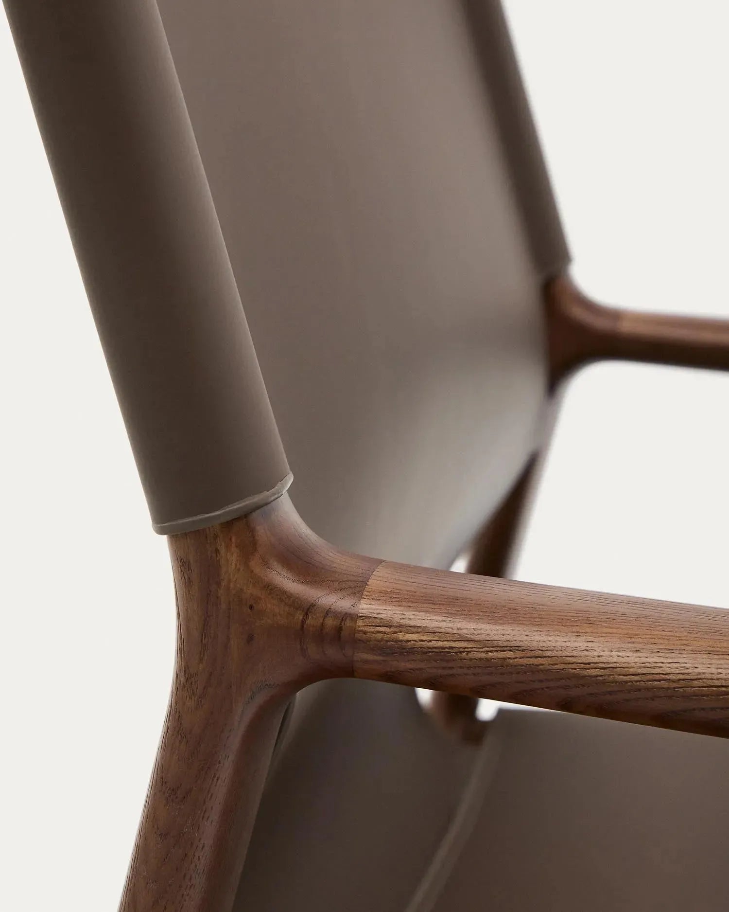 Sessel Jan aus recycelten Lederfasern in Dunkelbraun und massivem Eschenholz FSC 100 % mit Nussbaum-Finish in Dunkelbraun präsentiert im Onlineshop von KAQTU Design AG. Sessel ist von Kave Home