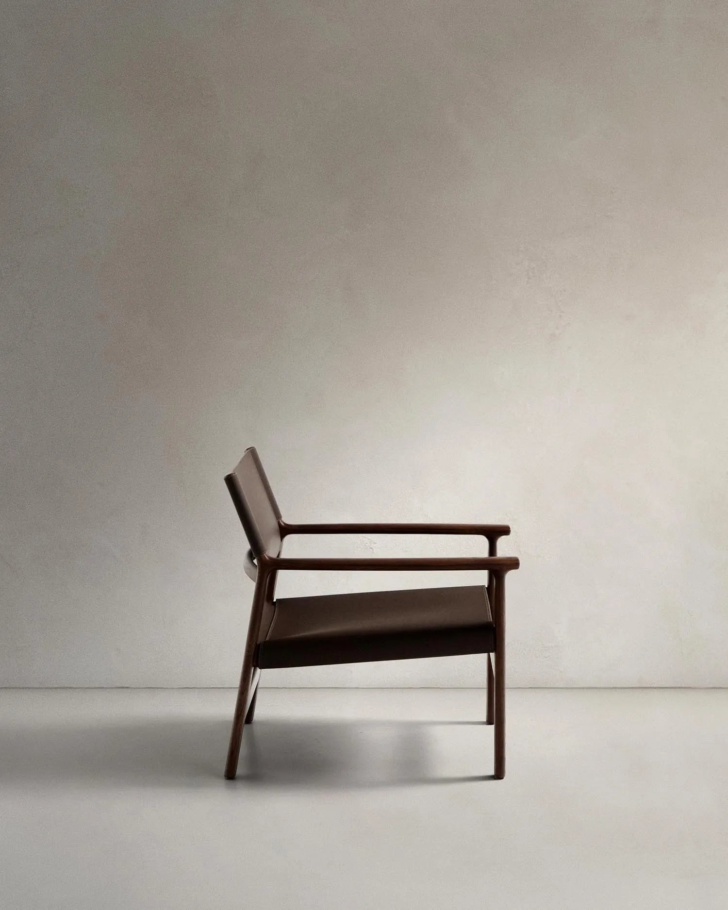 Sessel Jan aus recycelten Lederfasern in Dunkelbraun und massivem Eschenholz FSC 100 % mit Nussbaum-Finish in Dunkelbraun präsentiert im Onlineshop von KAQTU Design AG. Sessel ist von Kave Home