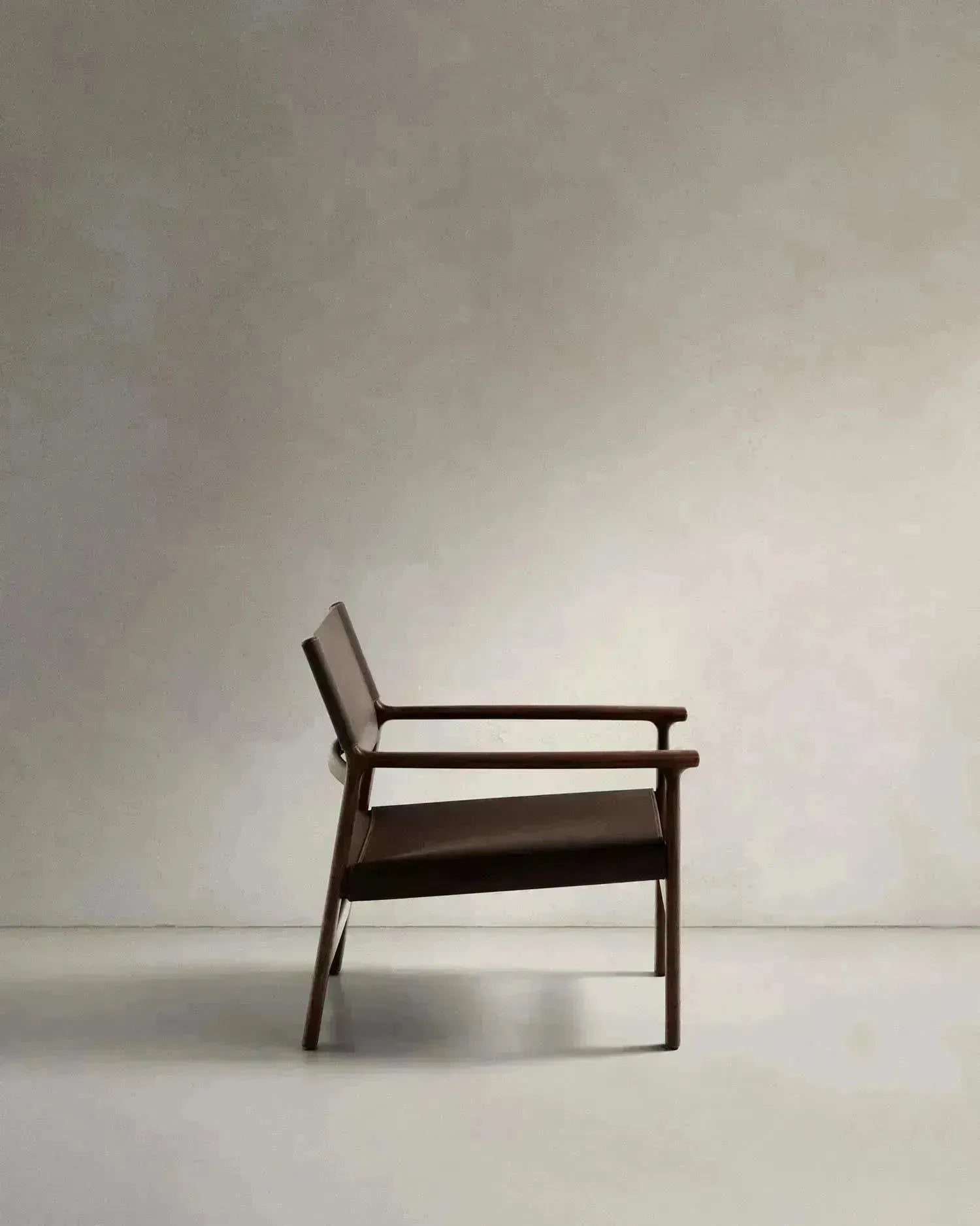 Sessel Jan aus recycelten Lederfasern in Dunkelbraun und massivem Eschenholz FSC 100 % mit Nussbaum-Finish in Dunkelbraun präsentiert im Onlineshop von KAQTU Design AG. Sessel ist von Kave Home