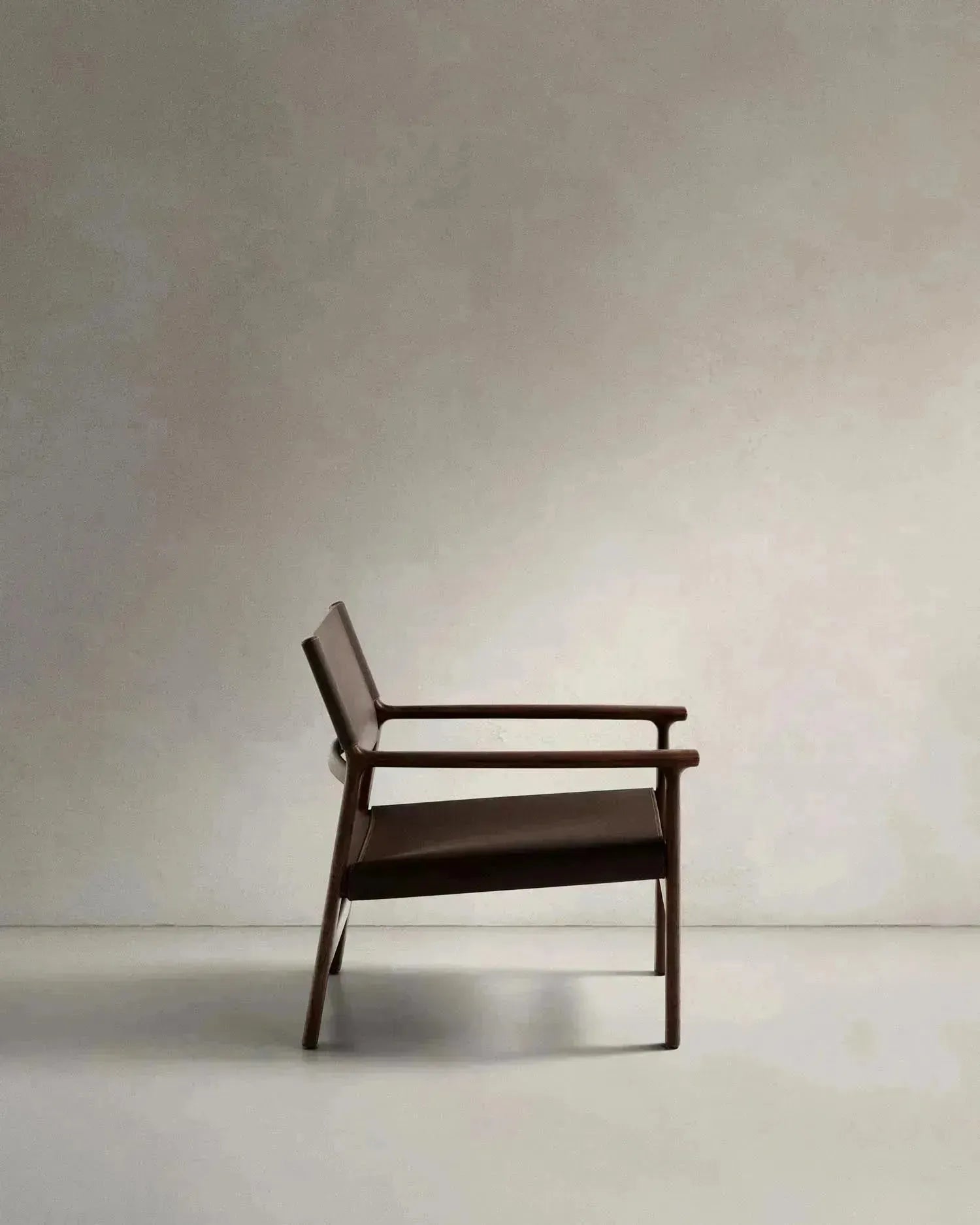 Sessel Jan aus recycelten Lederfasern in Dunkelbraun und massivem Eschenholz FSC 100 % mit Nussbaum-Finish in Dunkelbraun präsentiert im Onlineshop von KAQTU Design AG. Sessel ist von Kave Home