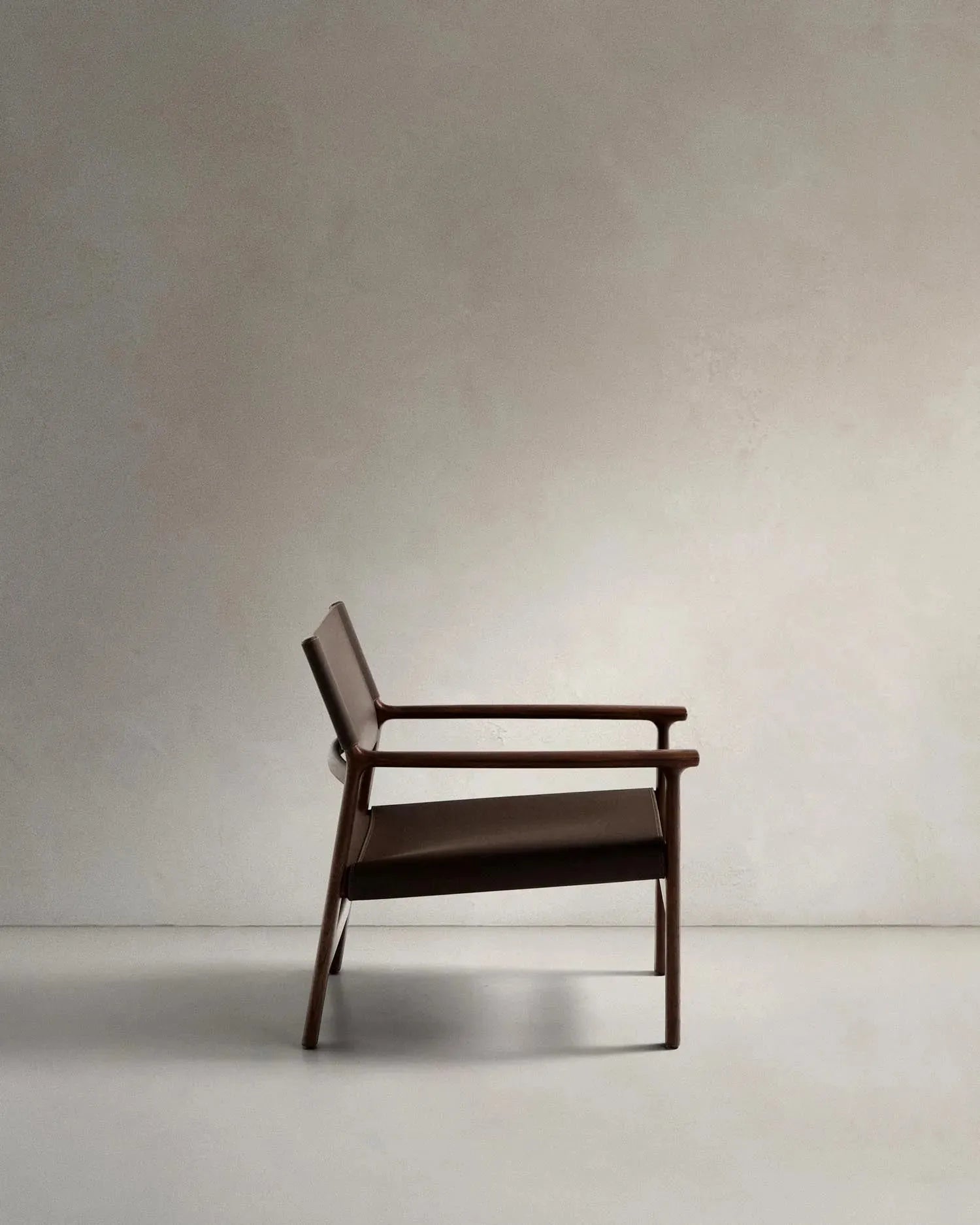 Sessel Jan aus recycelten Lederfasern in Dunkelbraun und massivem Eschenholz FSC 100 % mit Nussbaum-Finish in Dunkelbraun präsentiert im Onlineshop von KAQTU Design AG. Sessel ist von Kave Home
