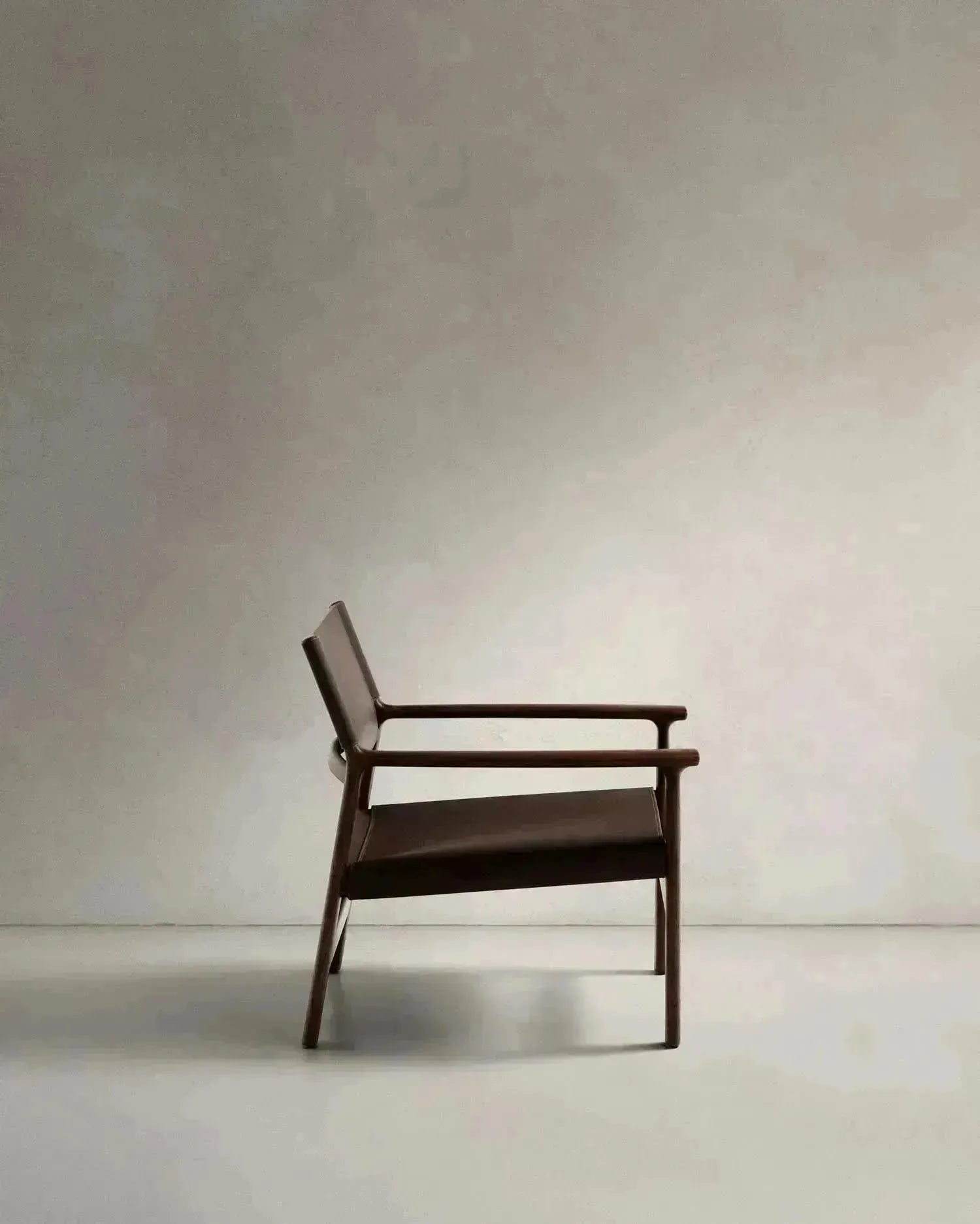 Sessel Jan aus recycelten Lederfasern in Dunkelbraun und massivem Eschenholz FSC 100 % mit Nussbaum-Finish in Dunkelbraun präsentiert im Onlineshop von KAQTU Design AG. Sessel ist von Kave Home