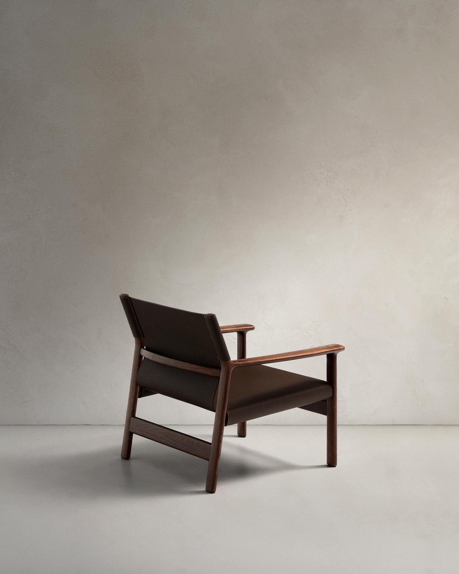 Sessel Jan aus recycelten Lederfasern in Dunkelbraun und massivem Eschenholz FSC 100 % mit Nussbaum-Finish in Dunkelbraun präsentiert im Onlineshop von KAQTU Design AG. Sessel ist von Kave Home