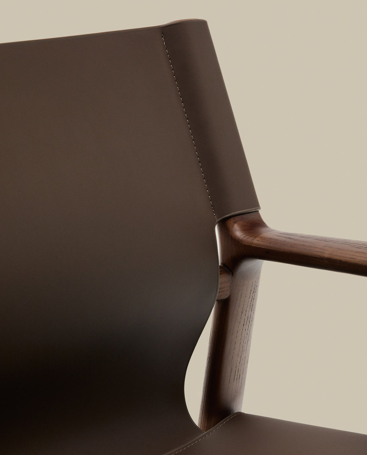 Sessel Jan aus recycelten Lederfasern in Dunkelbraun und massivem Eschenholz FSC 100 % mit Nussbaum-Finish in Dunkelbraun präsentiert im Onlineshop von KAQTU Design AG. Sessel ist von Kave Home