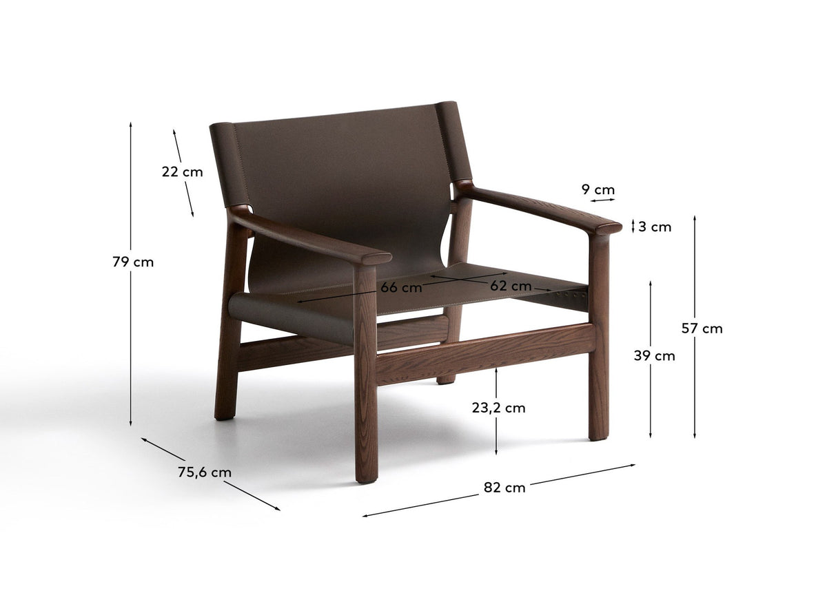 Sessel Jan aus recycelten Lederfasern in Dunkelbraun und massivem Eschenholz FSC 100 % mit Nussbaum-Finish in Dunkelbraun präsentiert im Onlineshop von KAQTU Design AG. Sessel ist von Kave Home