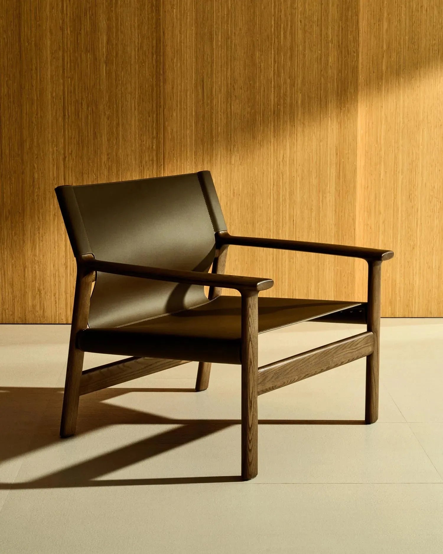Sessel Jan aus recycelten Lederfasern in Dunkelbraun und massivem Eschenholz FSC 100 % mit Nussbaum-Finish in Dunkelbraun präsentiert im Onlineshop von KAQTU Design AG. Sessel ist von Kave Home