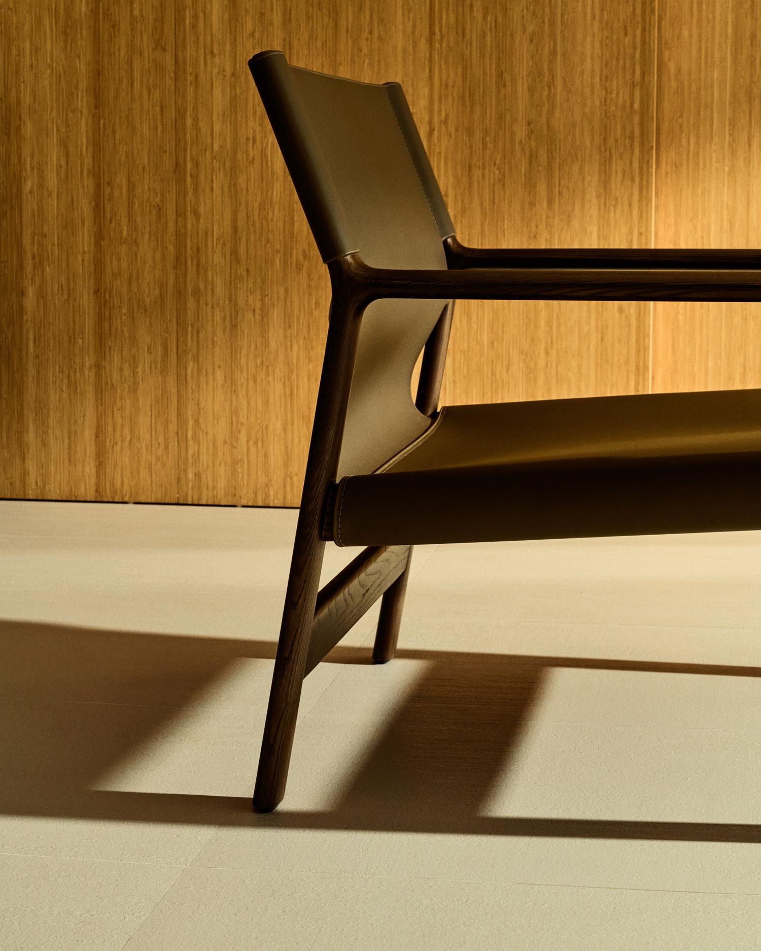 Sessel Jan aus recycelten Lederfasern in Dunkelbraun und massivem Eschenholz FSC 100 % mit Nussbaum-Finish in Dunkelbraun präsentiert im Onlineshop von KAQTU Design AG. Sessel ist von Kave Home