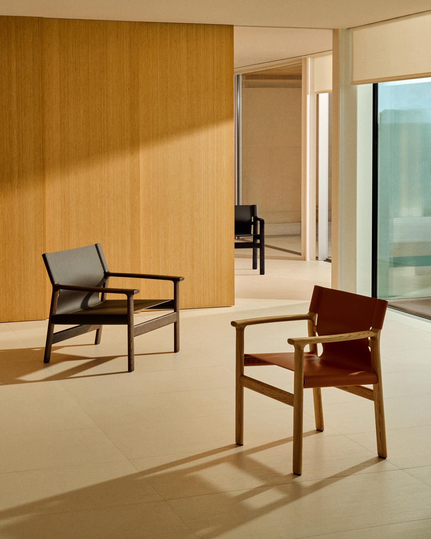 Sessel Jan aus recycelten Lederfasern in Dunkelbraun und massivem Eschenholz FSC 100 % mit Nussbaum-Finish in Dunkelbraun präsentiert im Onlineshop von KAQTU Design AG. Sessel ist von Kave Home