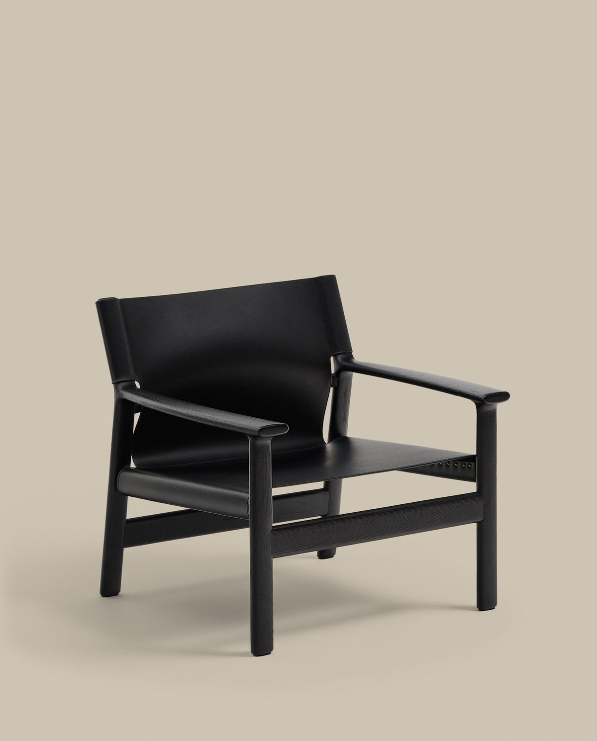 Sessel Jan aus recycelten Lederfasern in Schwarz und massivem Eschenholz FSC 100 % mit schwarzem Finish in Schwarz präsentiert im Onlineshop von KAQTU Design AG. Sessel ist von Kave Home