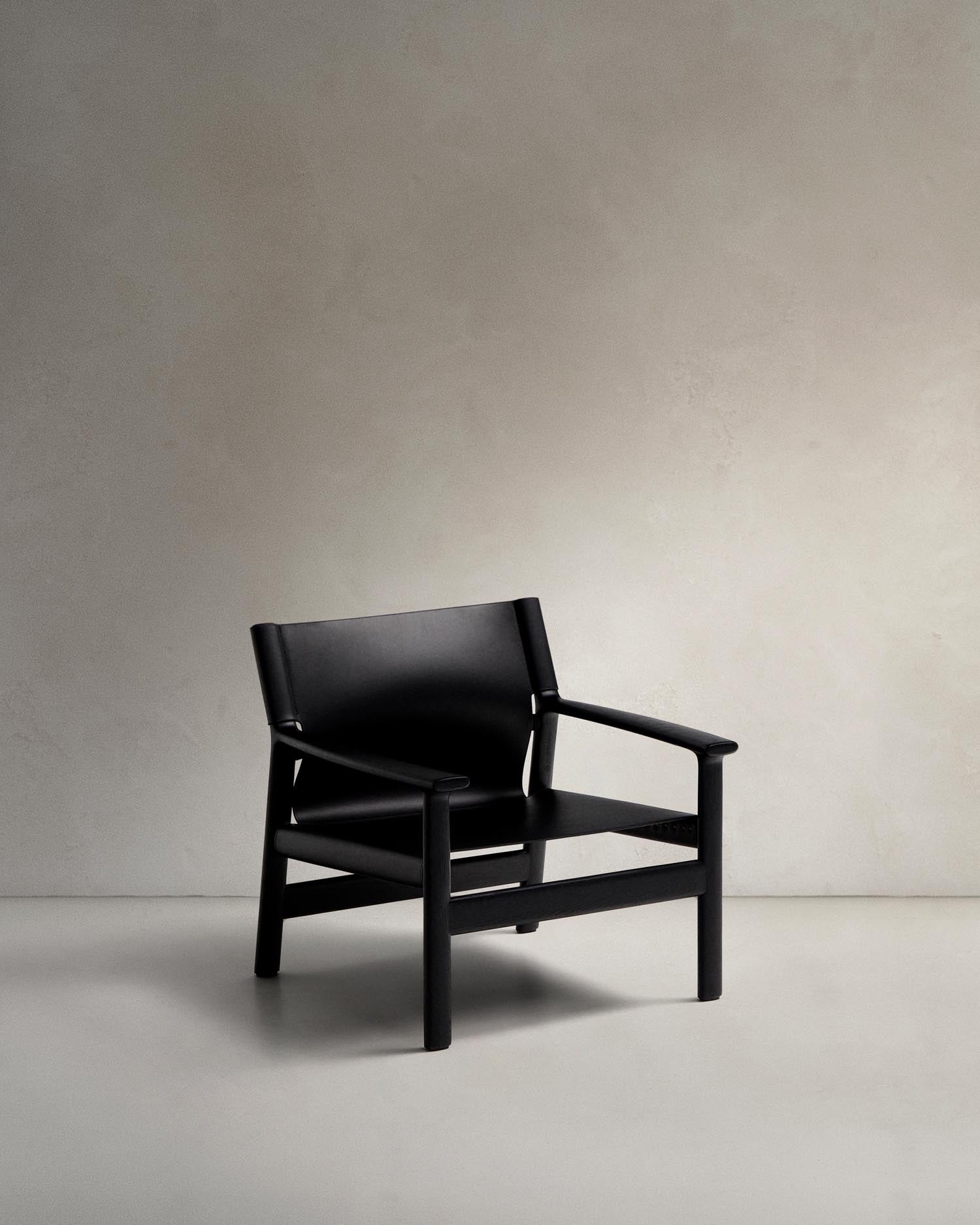 Sessel Jan aus recycelten Lederfasern in Schwarz und massivem Eschenholz FSC 100 % mit schwarzem Finish in Schwarz präsentiert im Onlineshop von KAQTU Design AG. Sessel ist von Kave Home