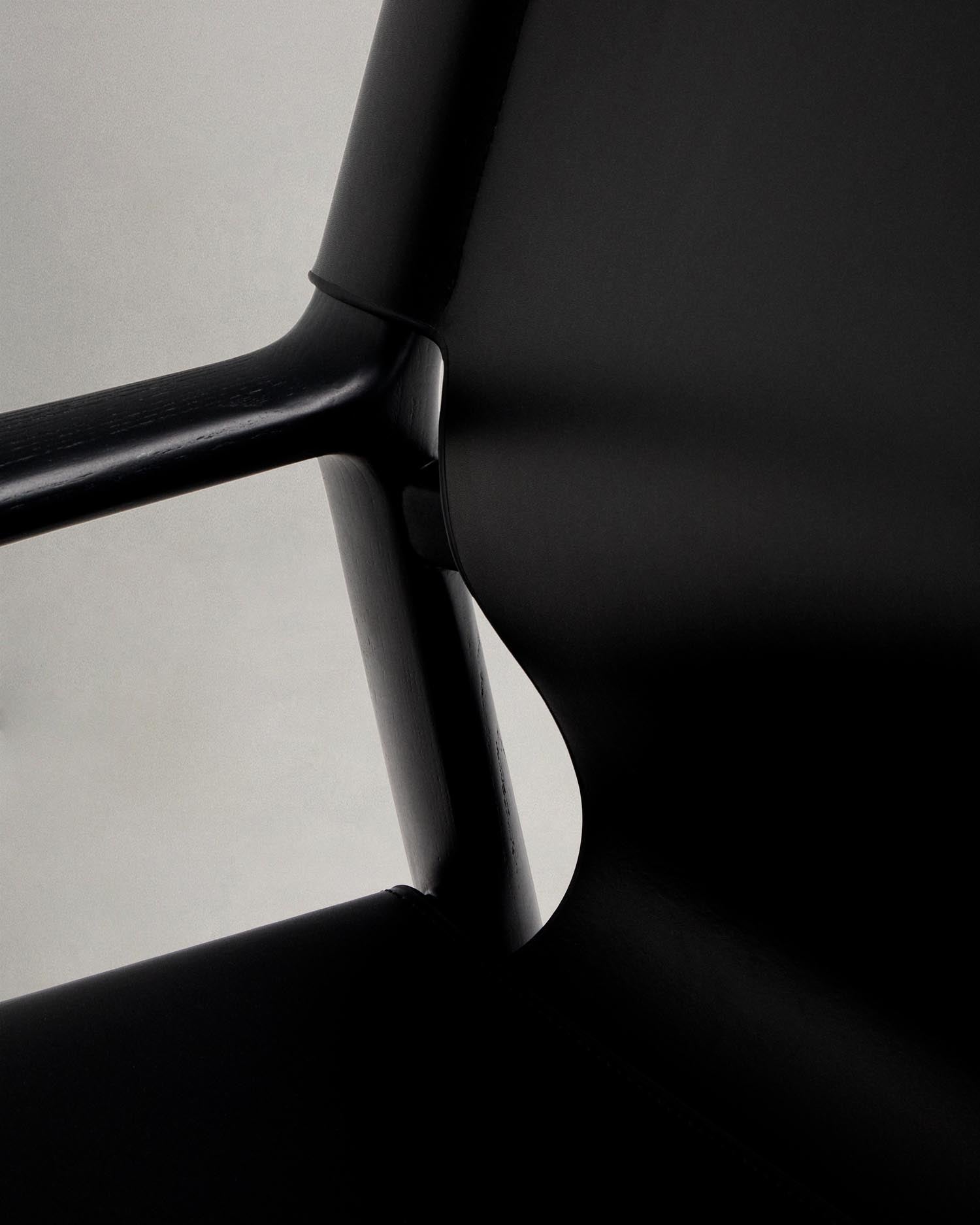 Sessel Jan aus recycelten Lederfasern in Schwarz und massivem Eschenholz FSC 100 % mit schwarzem Finish in Schwarz präsentiert im Onlineshop von KAQTU Design AG. Sessel ist von Kave Home