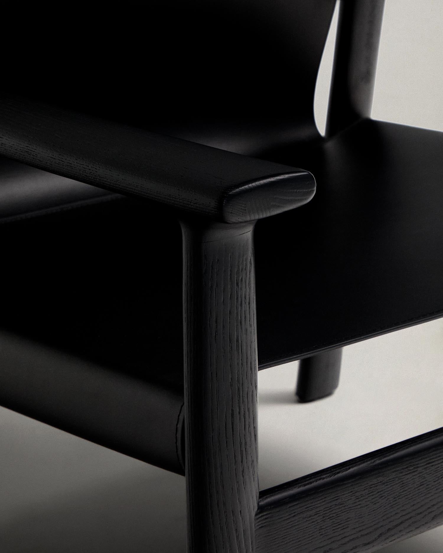 Sessel Jan aus recycelten Lederfasern in Schwarz und massivem Eschenholz FSC 100 % mit schwarzem Finish in Schwarz präsentiert im Onlineshop von KAQTU Design AG. Sessel ist von Kave Home