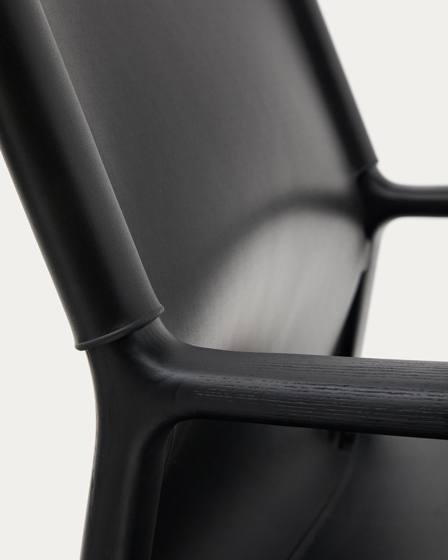 Sessel Jan aus recycelten Lederfasern in Schwarz und massivem Eschenholz FSC 100 % mit schwarzem Finish in Schwarz präsentiert im Onlineshop von KAQTU Design AG. Sessel ist von Kave Home