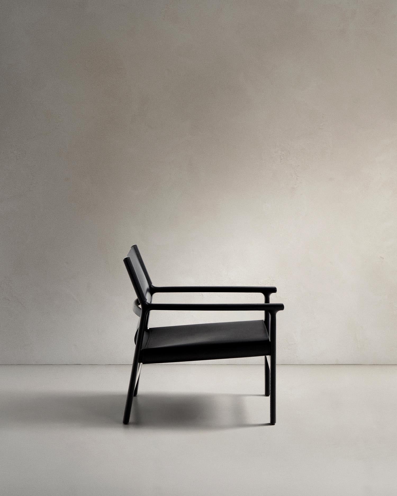 Sessel Jan aus recycelten Lederfasern in Schwarz und massivem Eschenholz FSC 100 % mit schwarzem Finish in Schwarz präsentiert im Onlineshop von KAQTU Design AG. Sessel ist von Kave Home