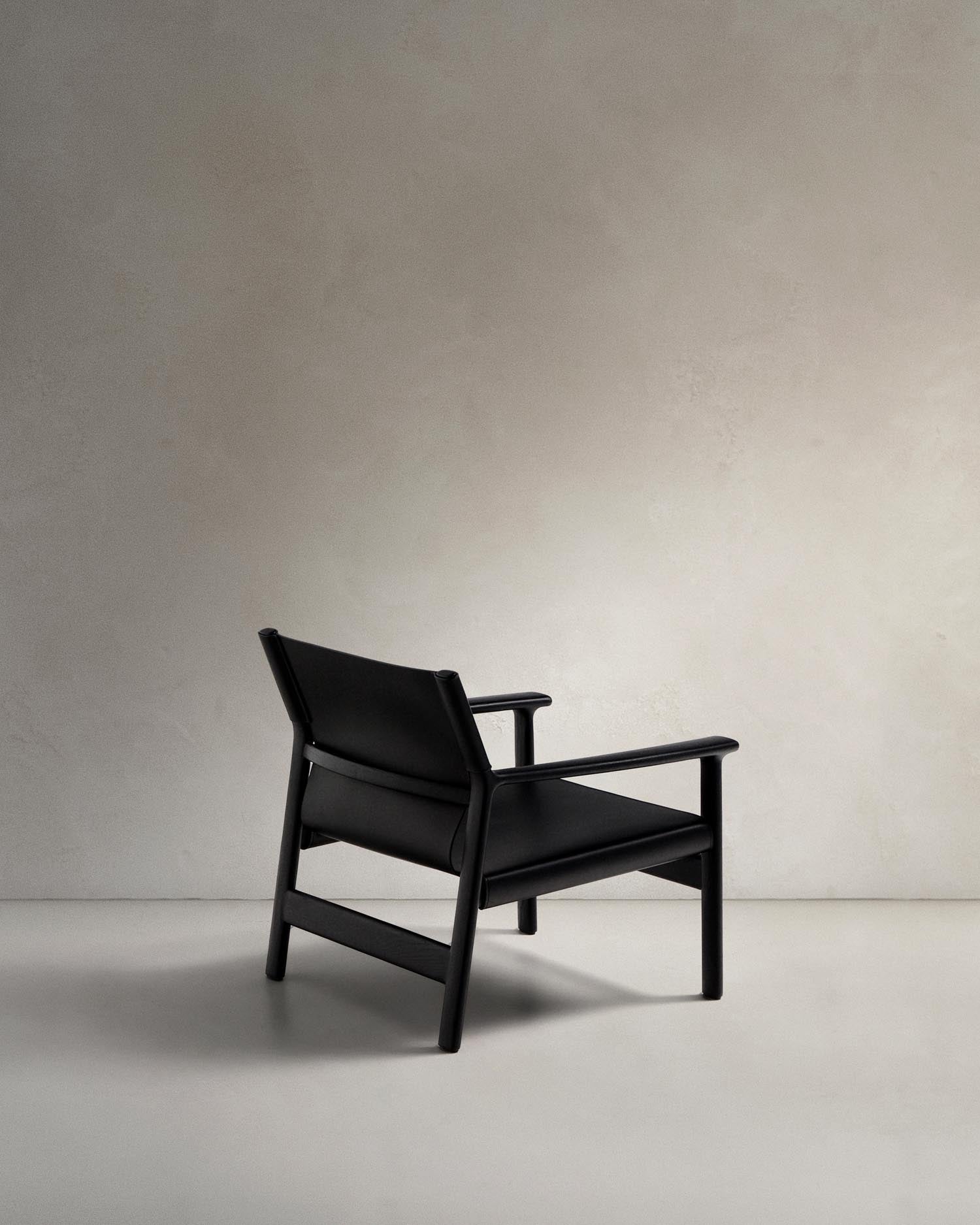 Sessel Jan aus recycelten Lederfasern in Schwarz und massivem Eschenholz FSC 100 % mit schwarzem Finish in Schwarz präsentiert im Onlineshop von KAQTU Design AG. Sessel ist von Kave Home