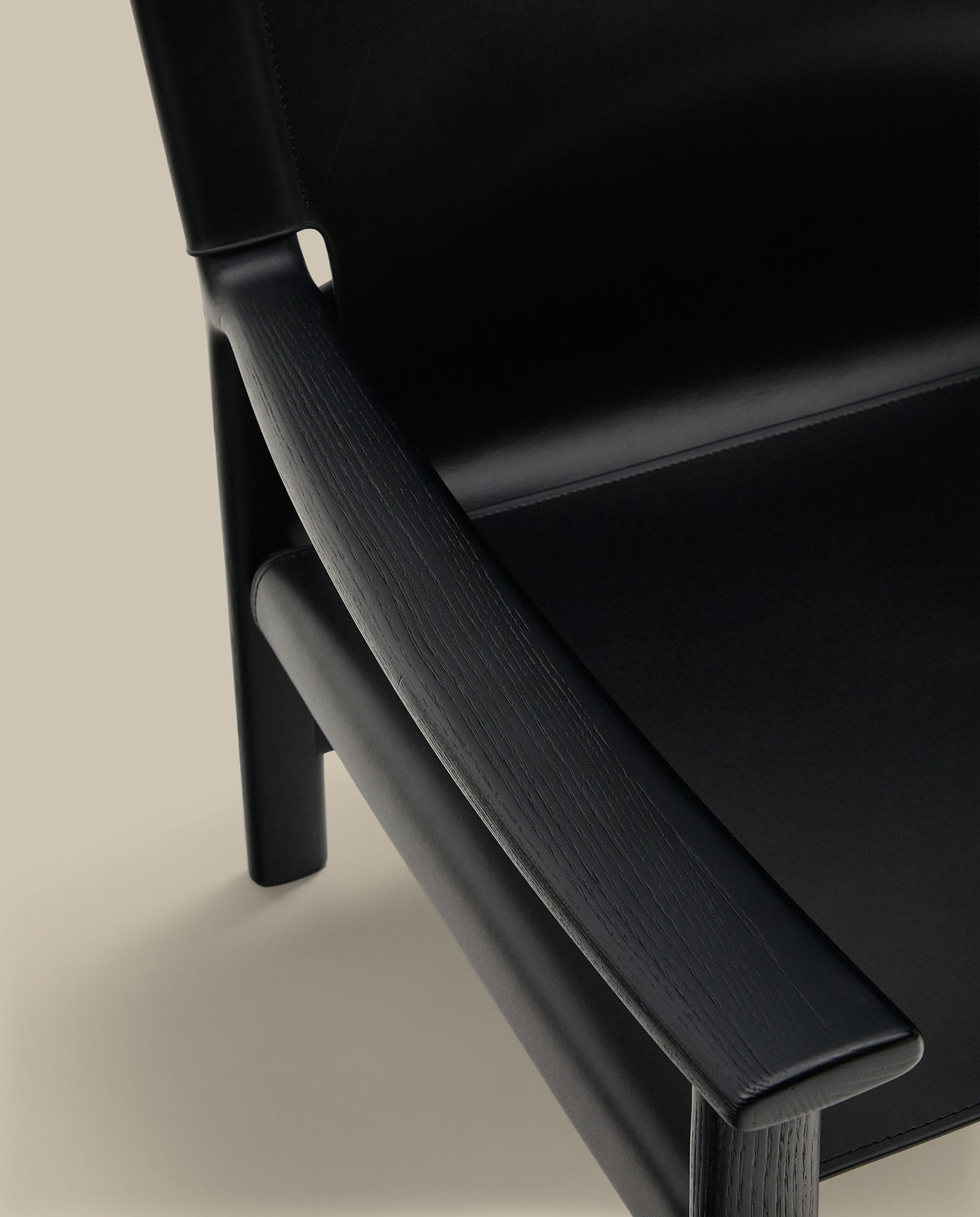 Sessel Jan aus recycelten Lederfasern in Schwarz und massivem Eschenholz FSC 100 % mit schwarzem Finish in Schwarz präsentiert im Onlineshop von KAQTU Design AG. Sessel ist von Kave Home