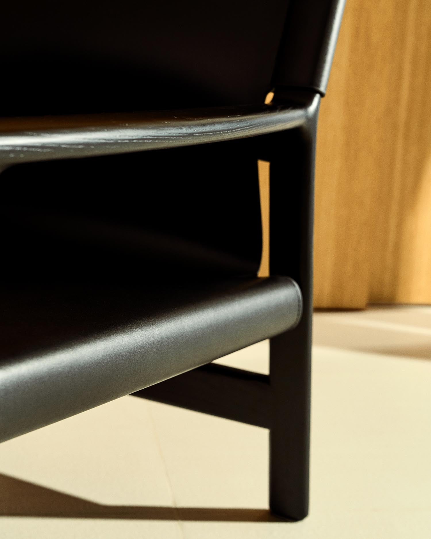 Sessel Jan aus recycelten Lederfasern in Schwarz und massivem Eschenholz FSC 100 % mit schwarzem Finish in Schwarz präsentiert im Onlineshop von KAQTU Design AG. Sessel ist von Kave Home