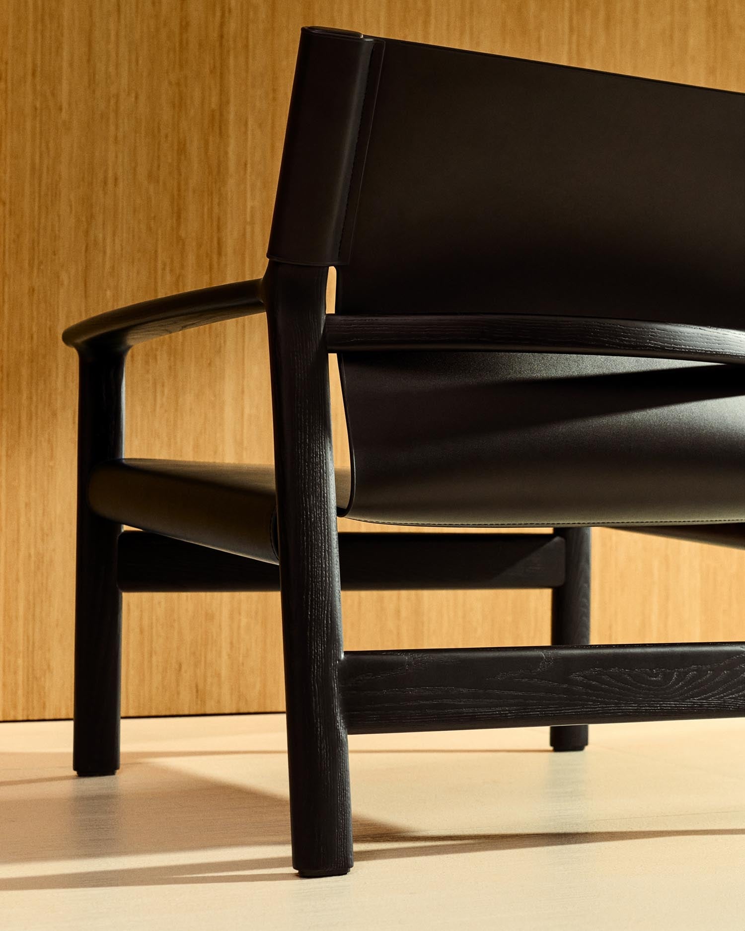Sessel Jan aus recycelten Lederfasern in Schwarz und massivem Eschenholz FSC 100 % mit schwarzem Finish in Schwarz präsentiert im Onlineshop von KAQTU Design AG. Sessel ist von Kave Home