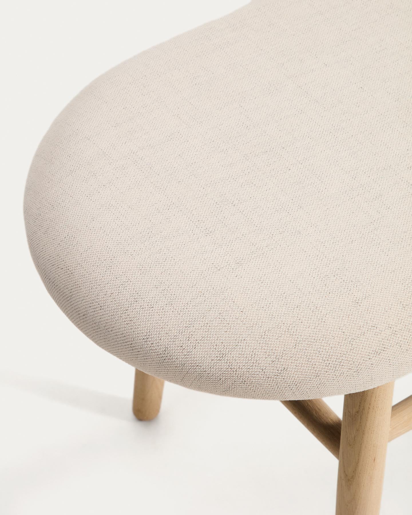 Bank Helda in beiger Chenille und massivem Eichenholz, FSC Mix Credit, 122 cm  in Beige präsentiert im Onlineshop von KAQTU Design AG. Sitzbank ist von Kave Home