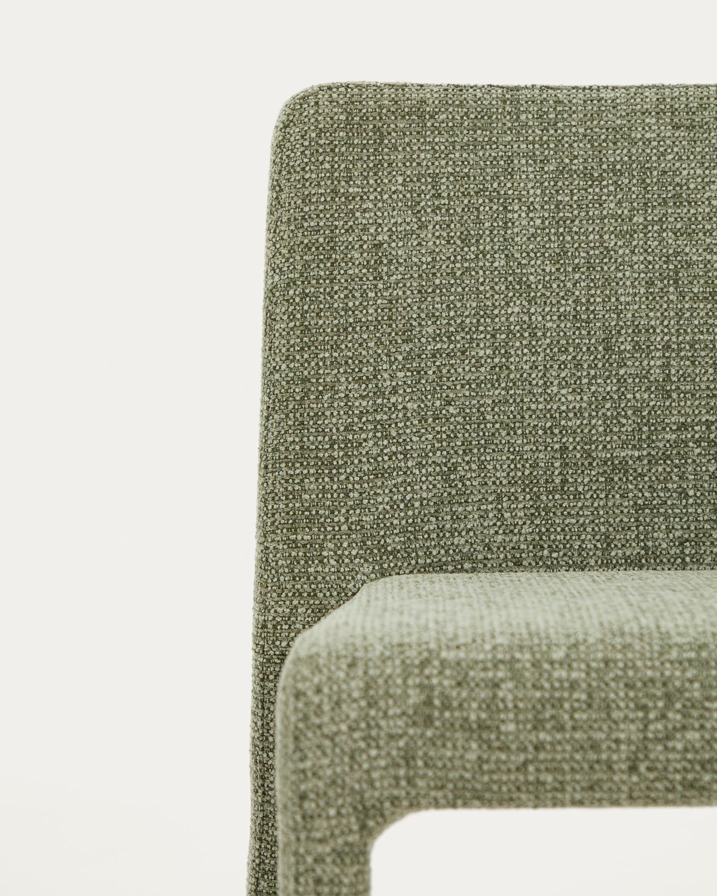 Stapelbarer Stuhl Loria mit grüner Chenille in Grün präsentiert im Onlineshop von KAQTU Design AG. Stuhl ist von Kave Home